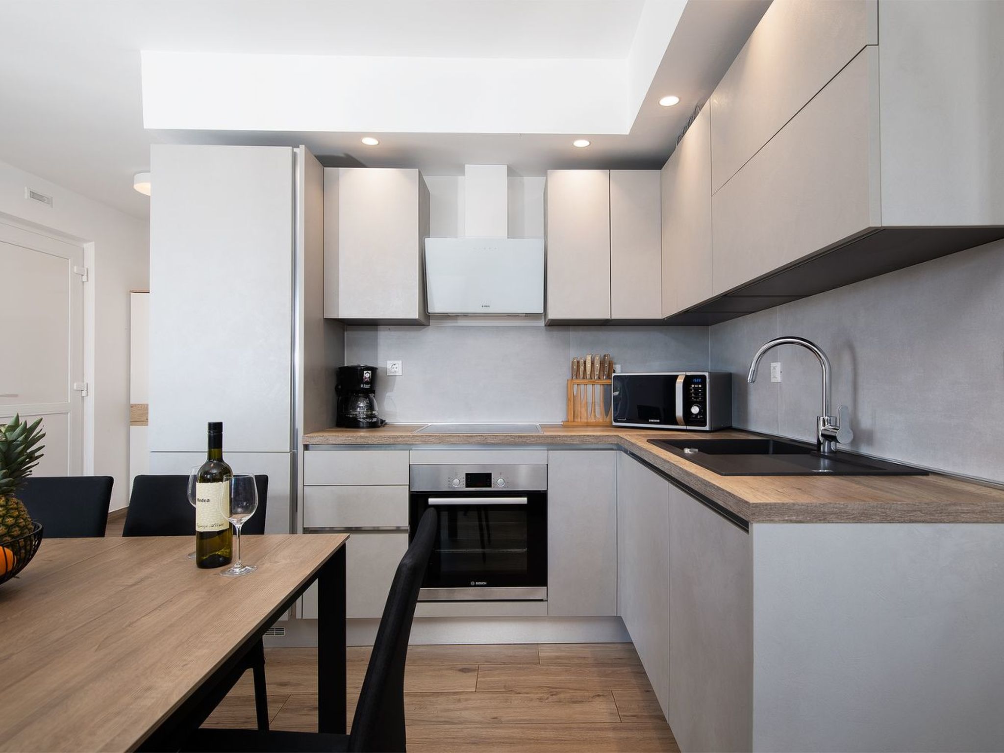 In Pomer mit Parkplatz-Binnen