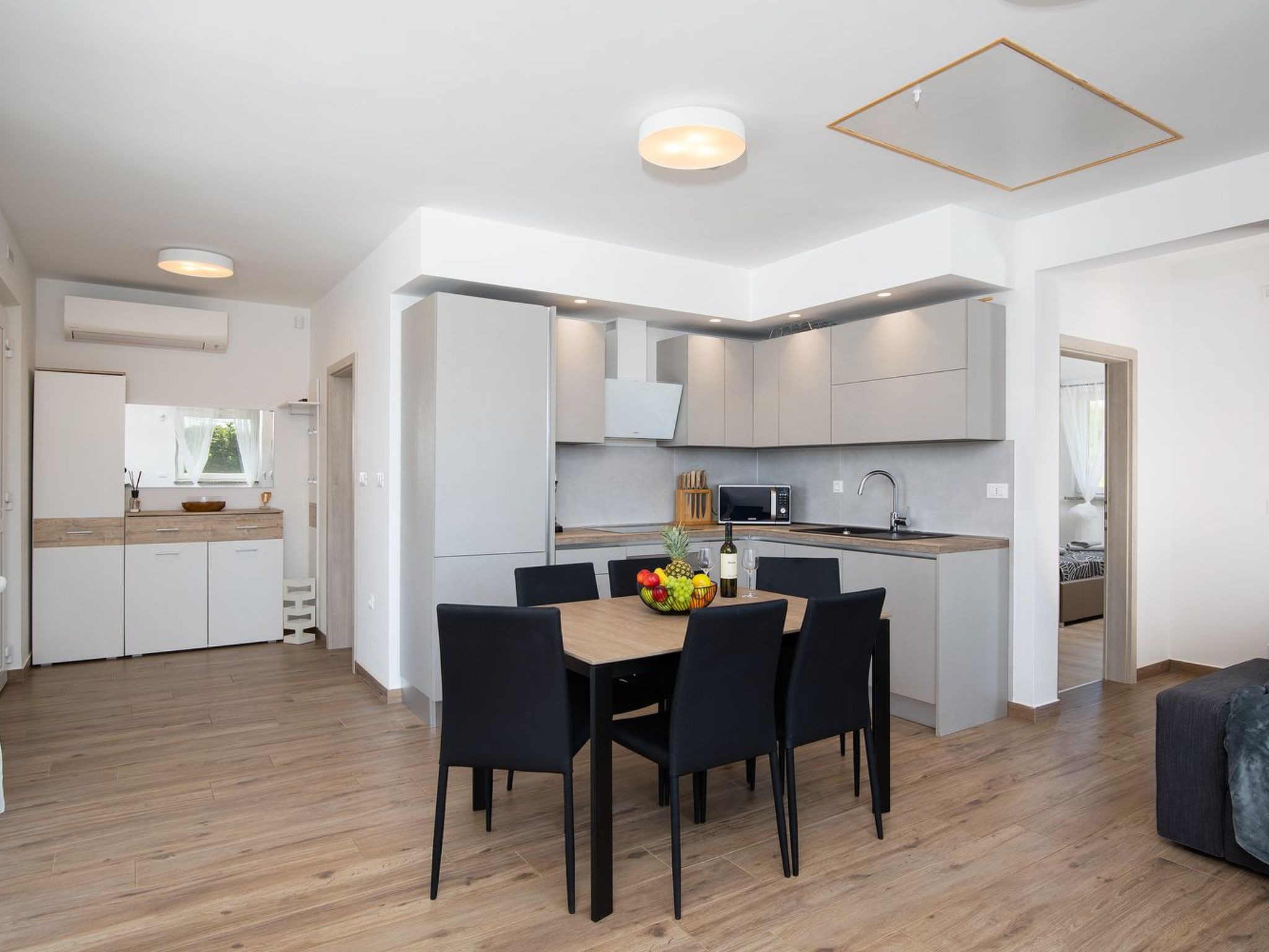 In Pomer mit Parkplatz-Binnen