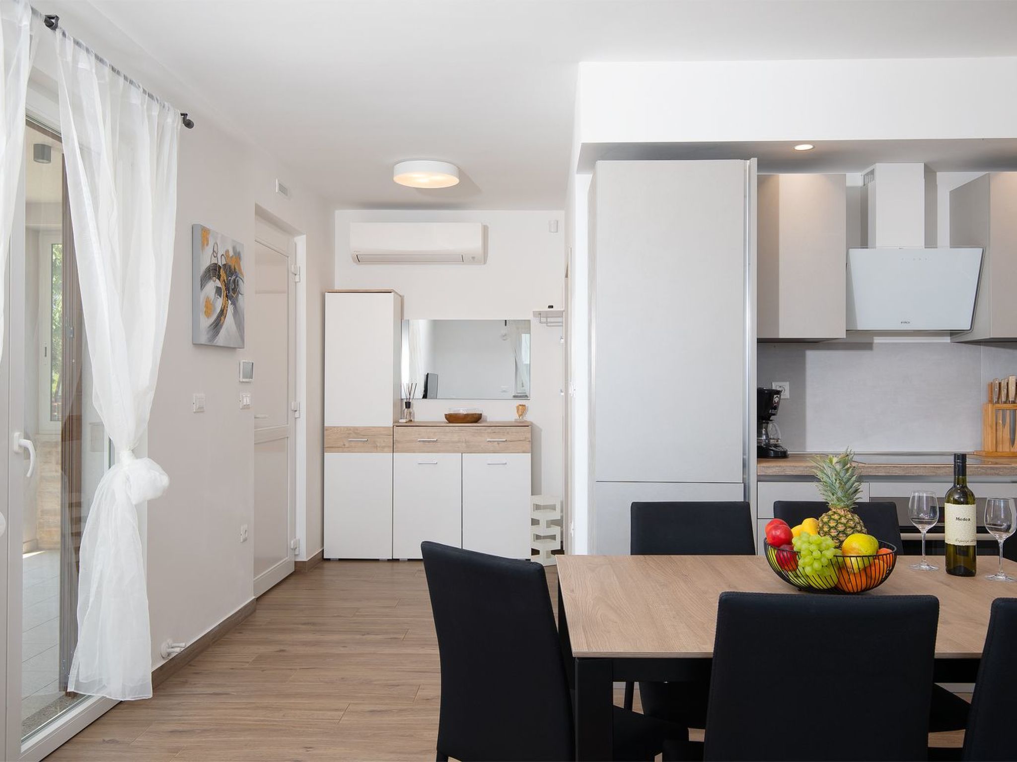 In Pomer mit Parkplatz-Binnen