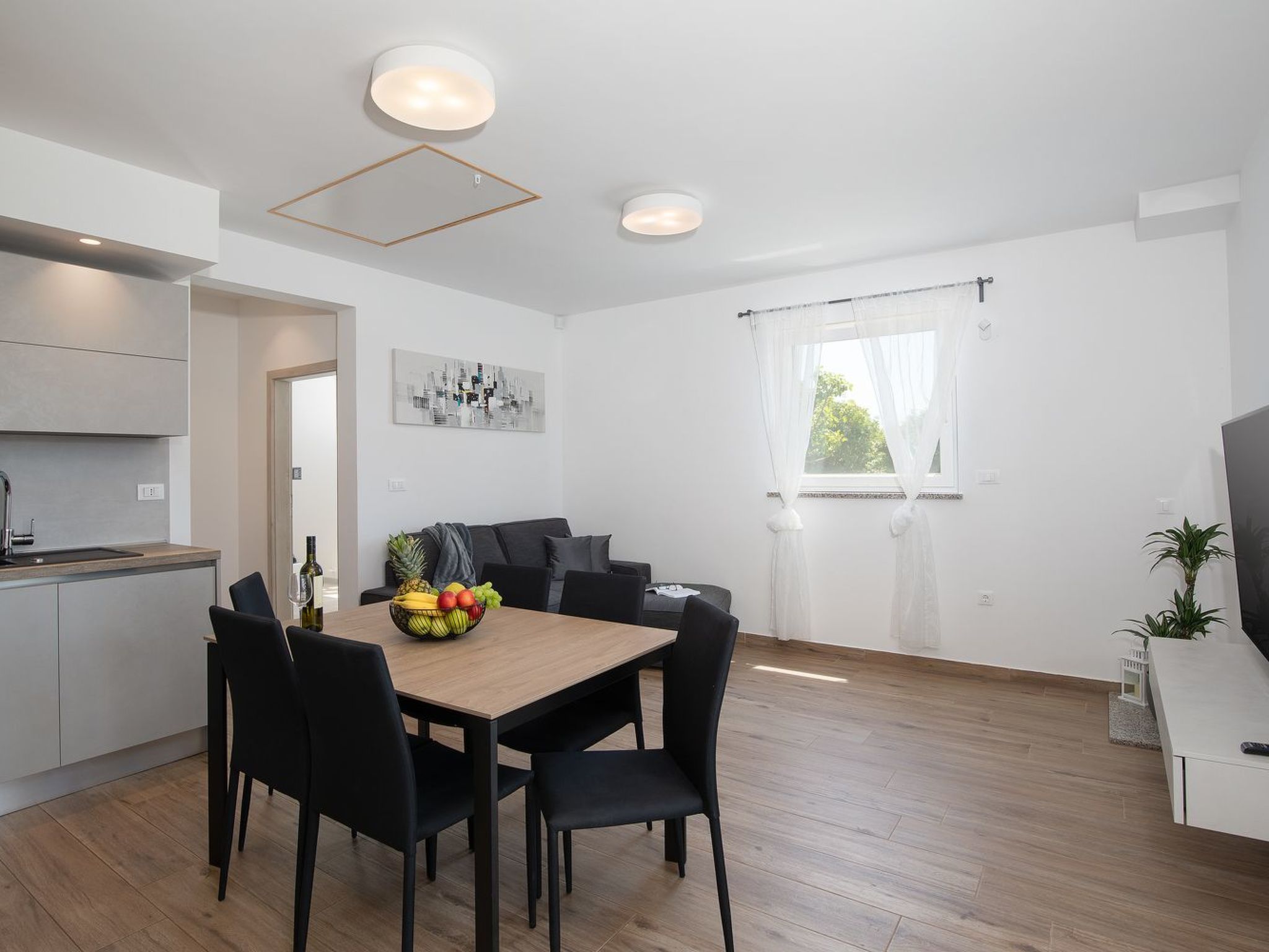 In Pomer mit Parkplatz-Binnen