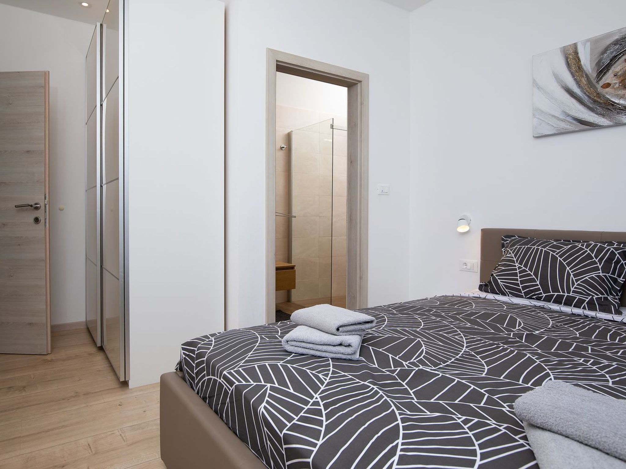 In Pomer mit Parkplatz-Binnen