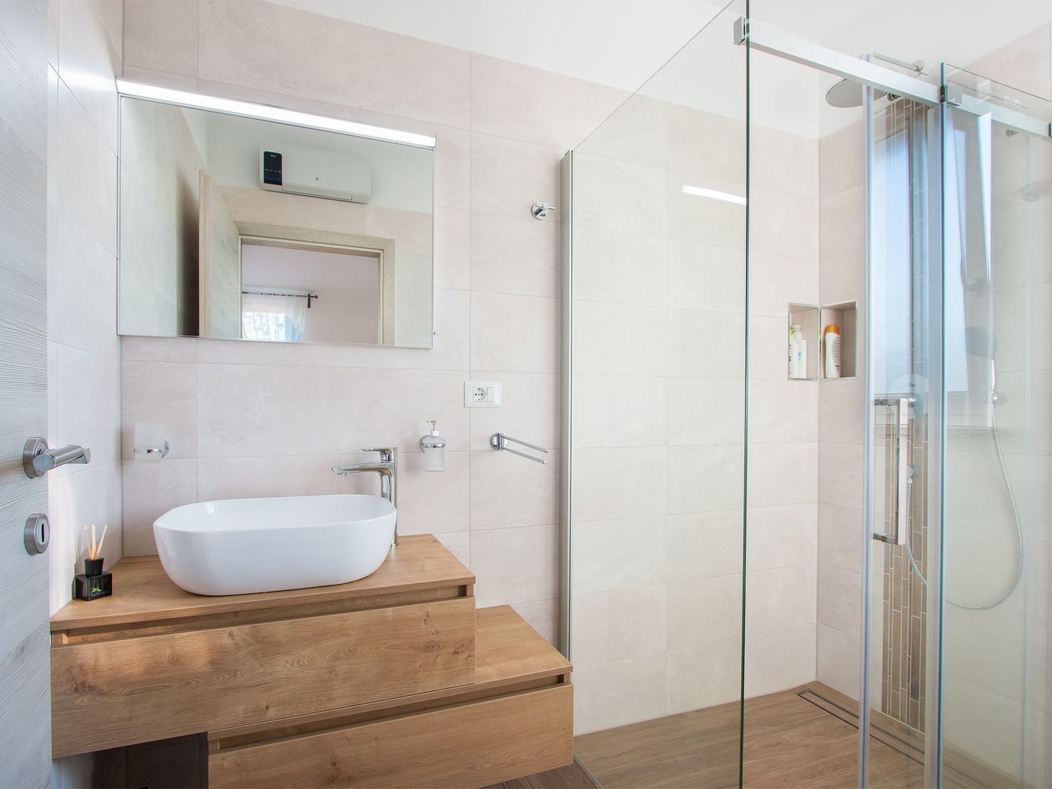 In Pomer mit Parkplatz-Binnen