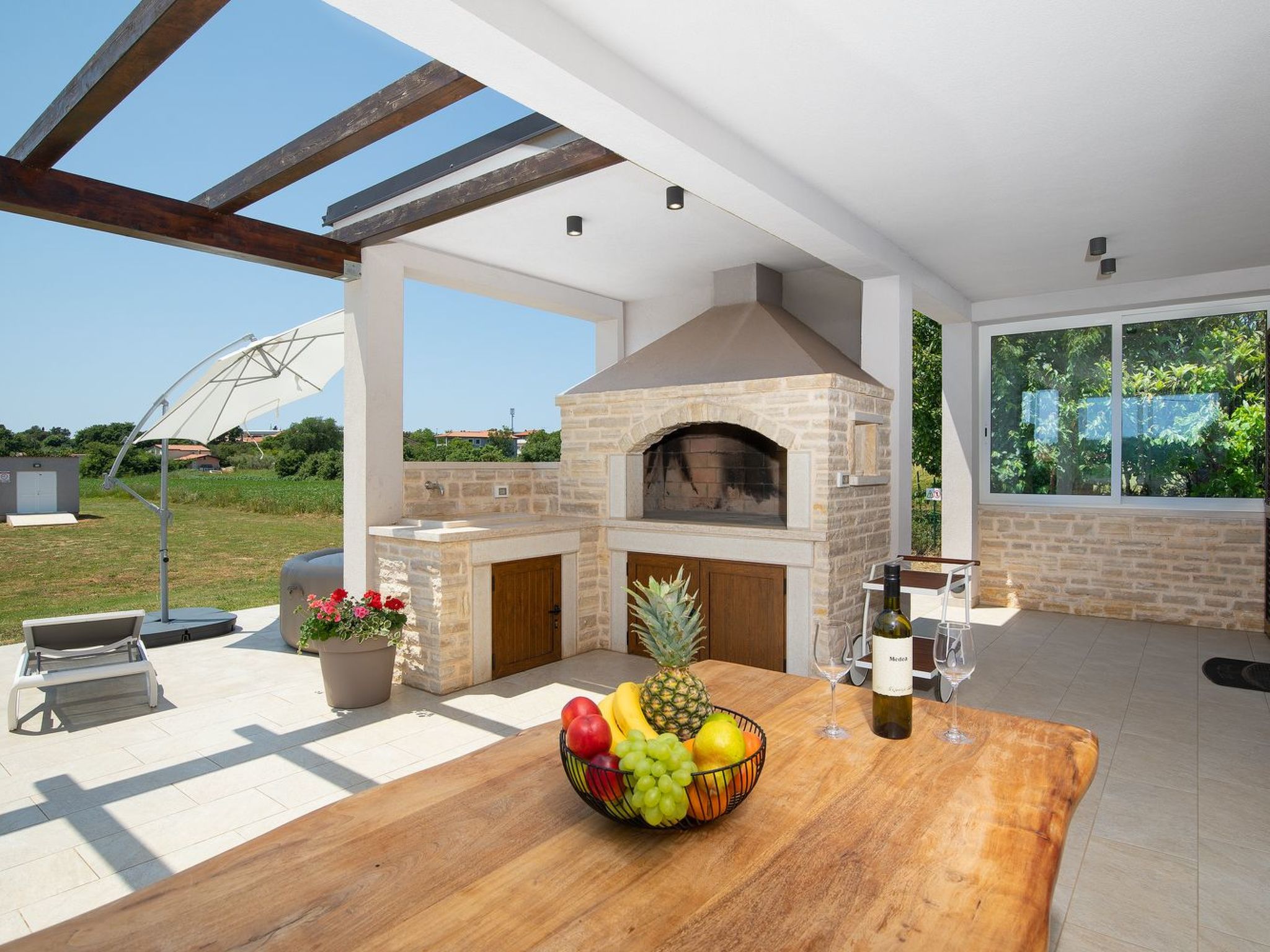 In Pomer mit Parkplatz-Binnen