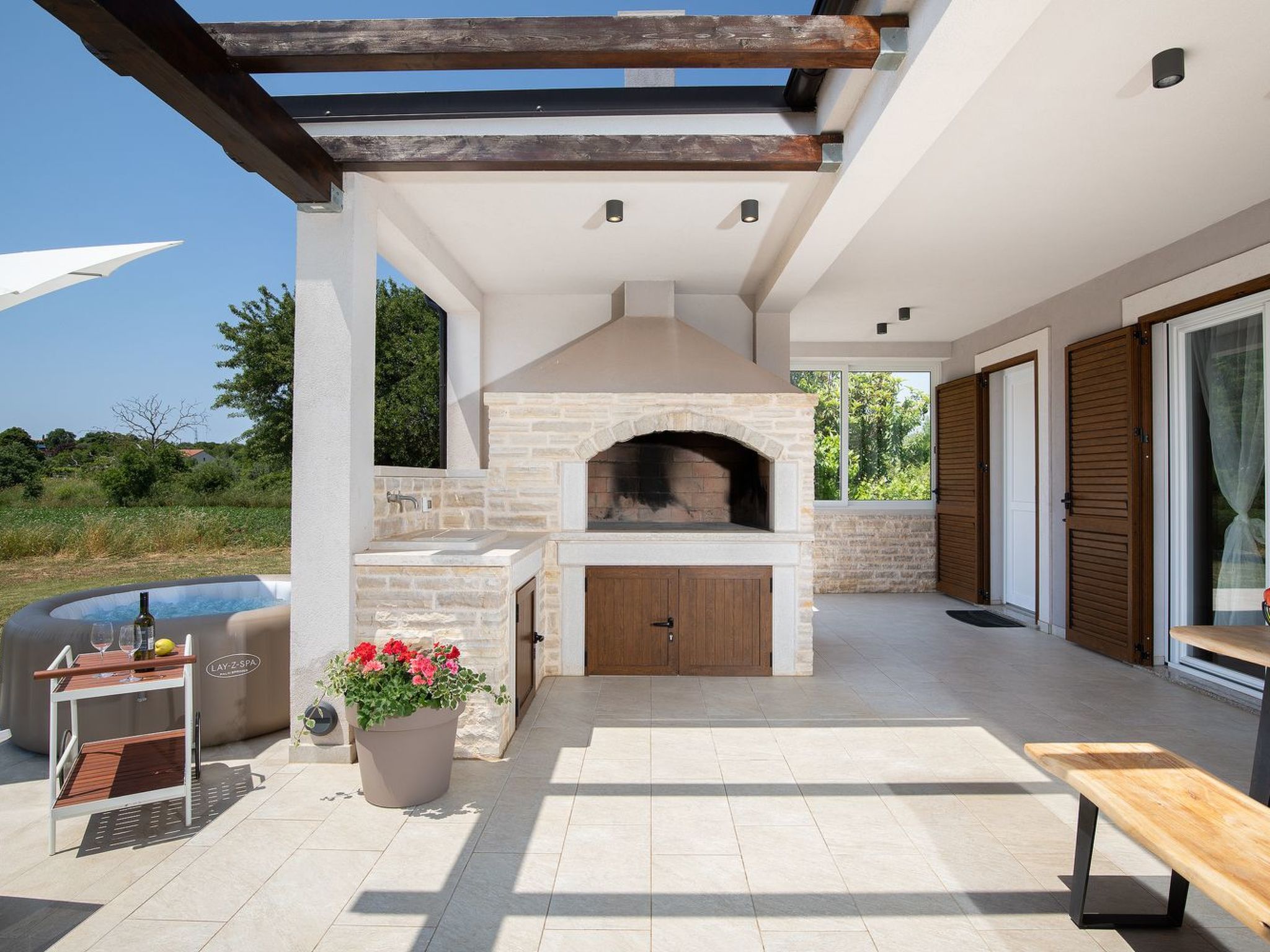 In Pomer mit Parkplatz-Binnen