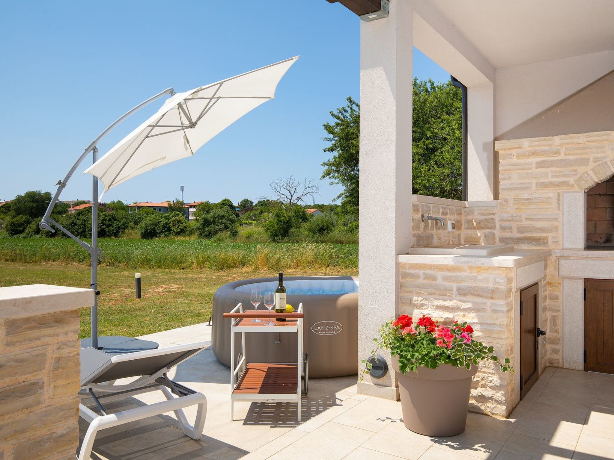 In Pomer mit Parkplatz-Binnen