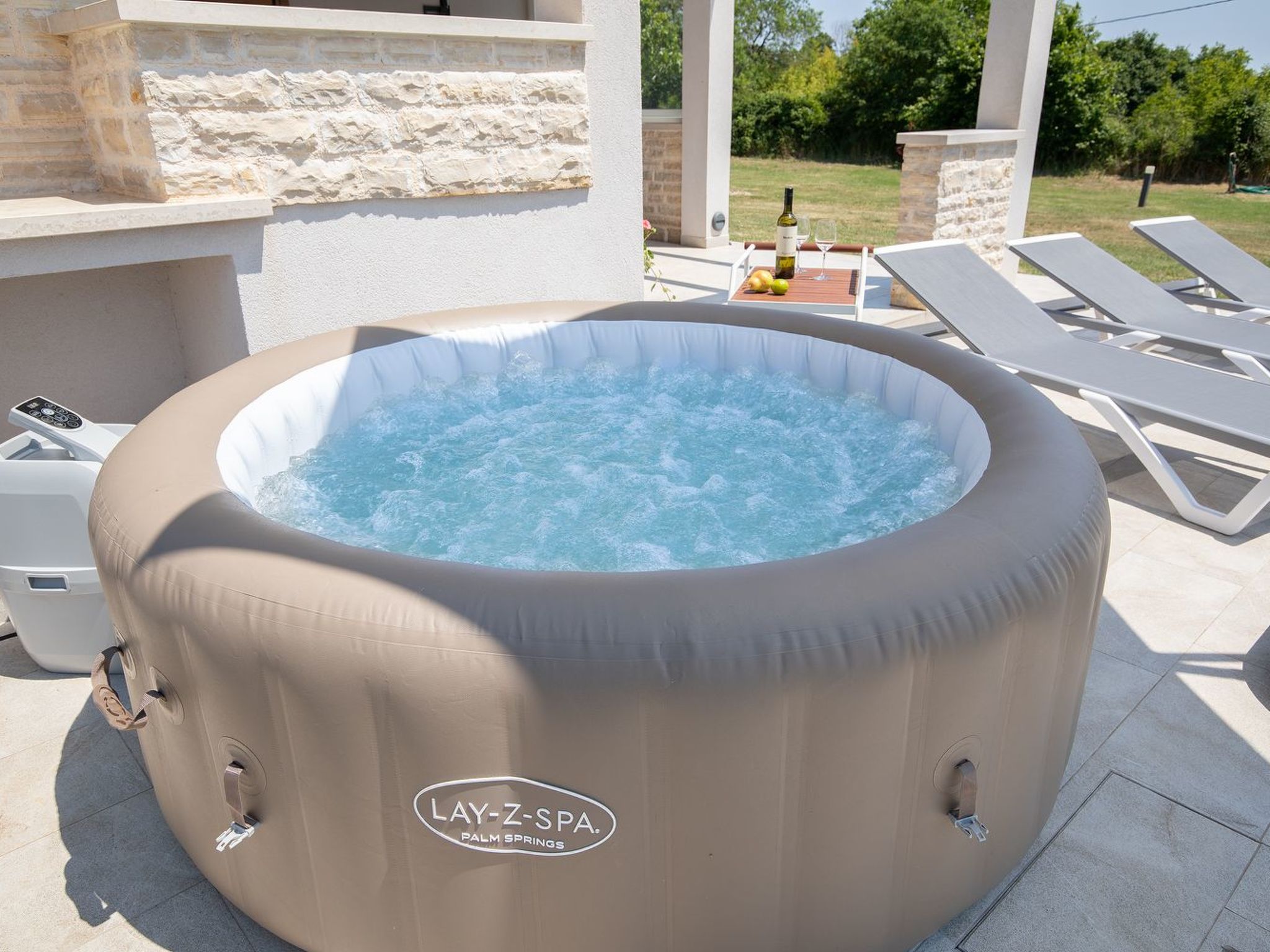 In Pomer mit Parkplatz-Binnen