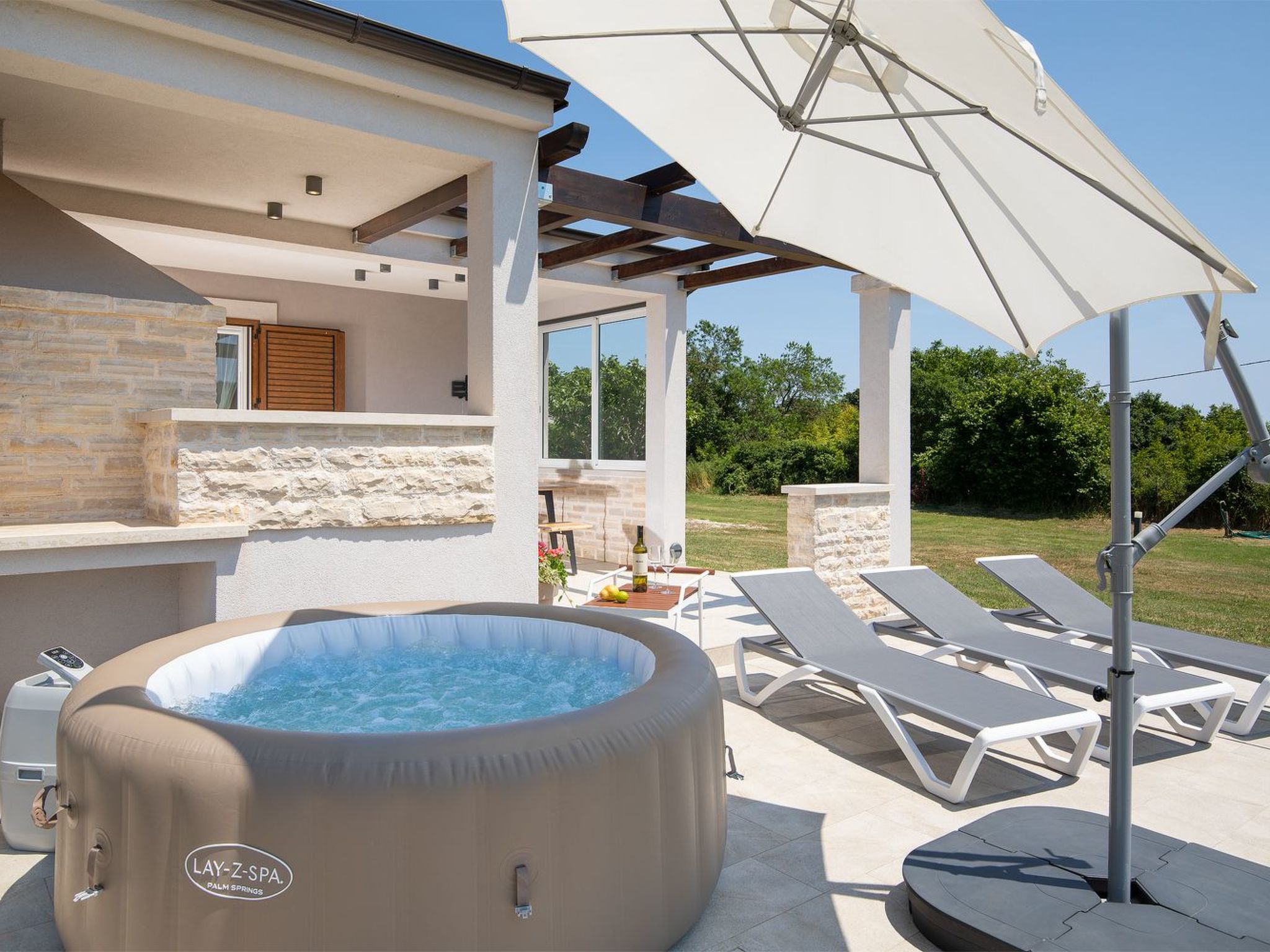 In Pomer mit Parkplatz-Binnen