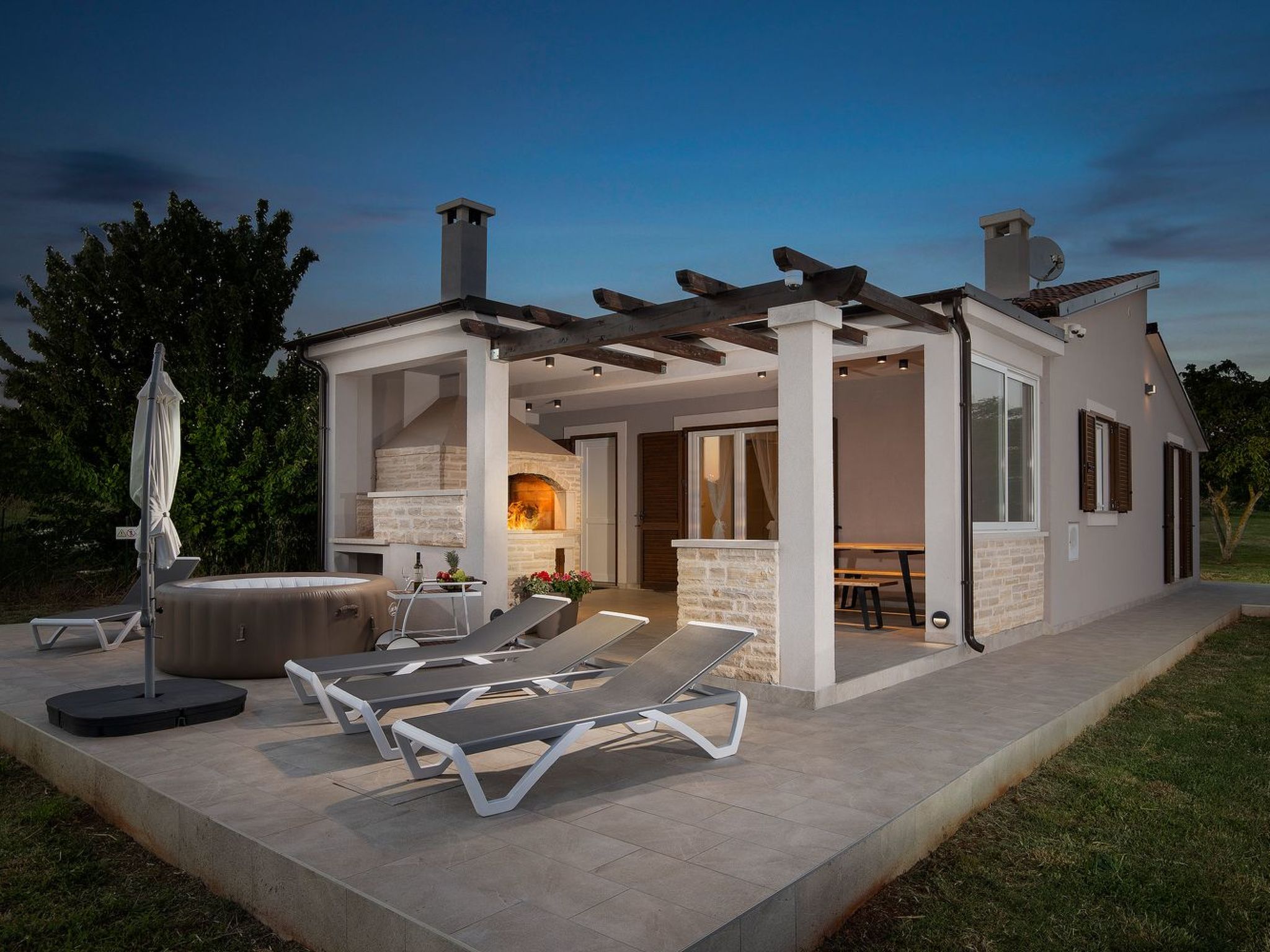 In Pomer mit Parkplatz-Binnen