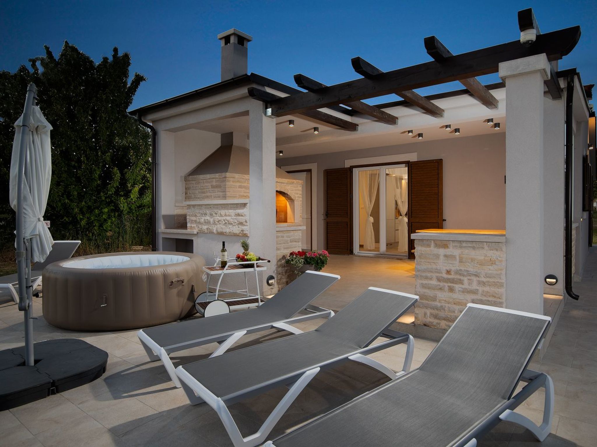 In Pomer mit Parkplatz-Binnen