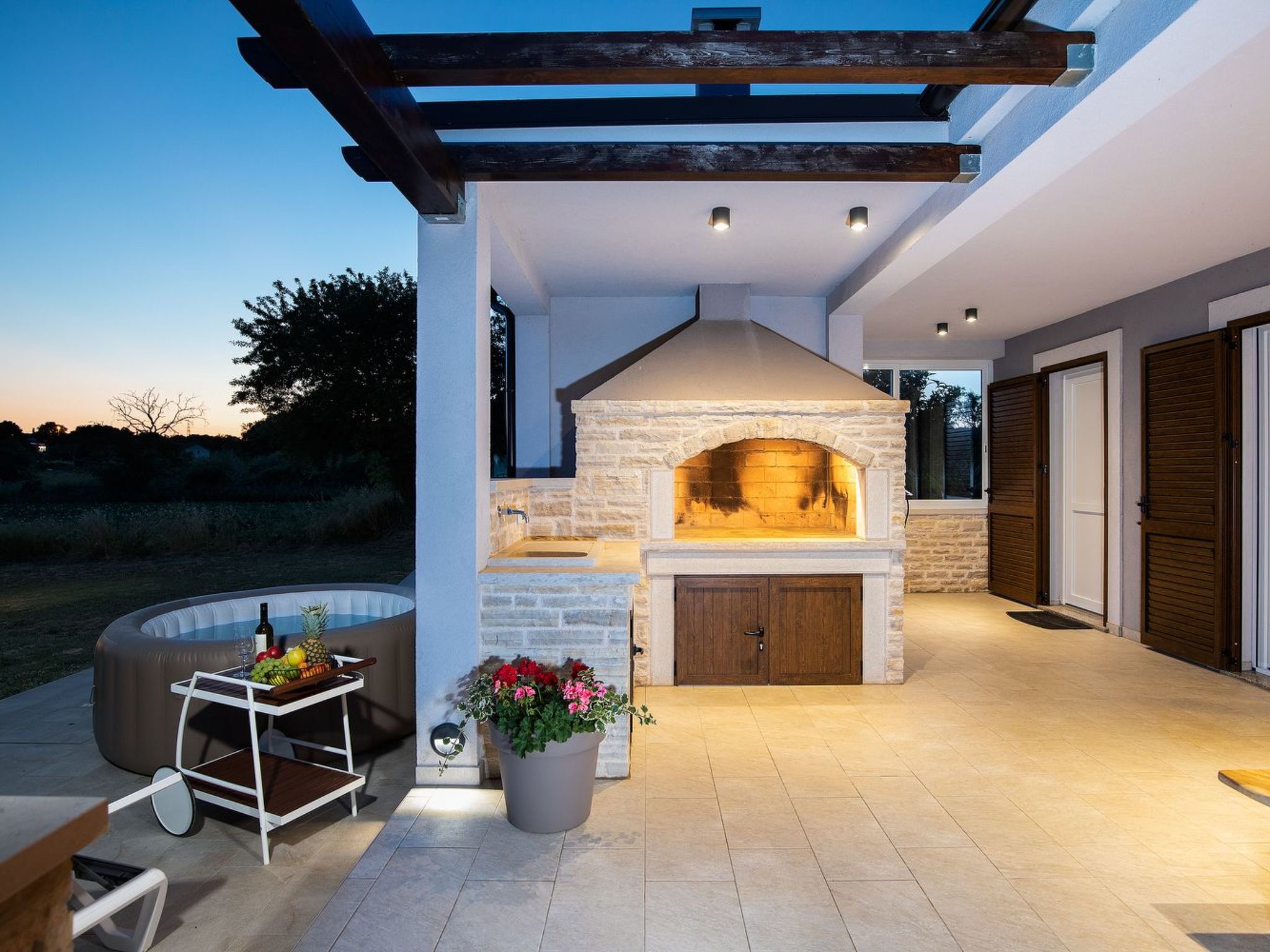 In Pomer mit Parkplatz-Binnen