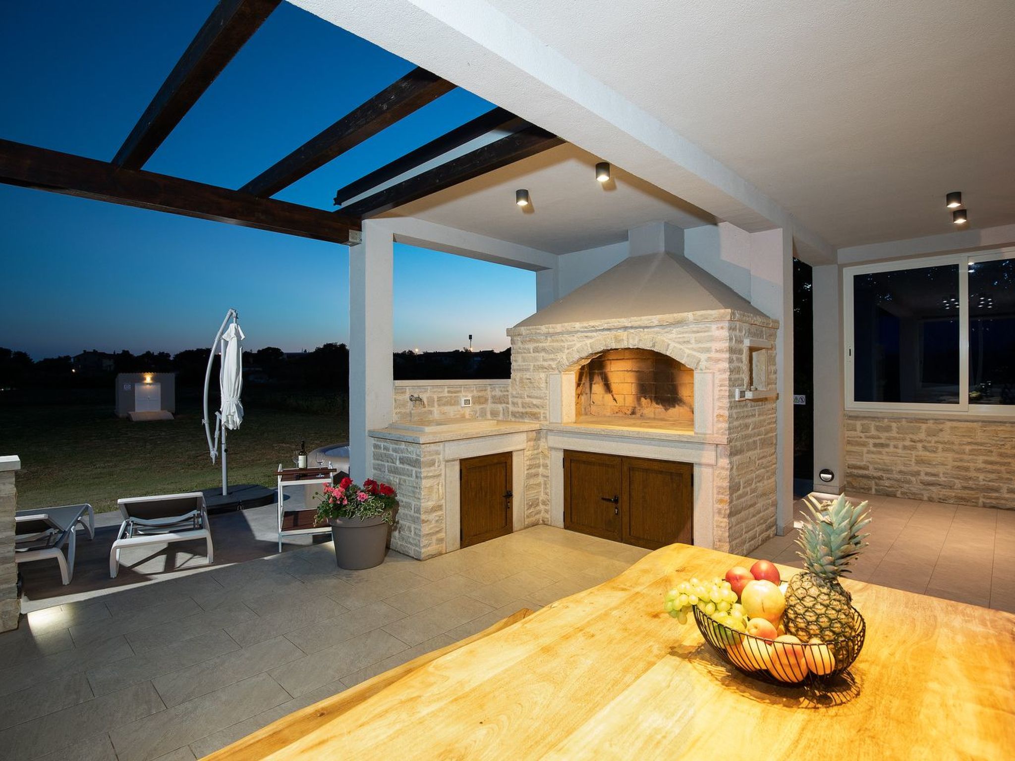 In Pomer mit Parkplatz-Binnen