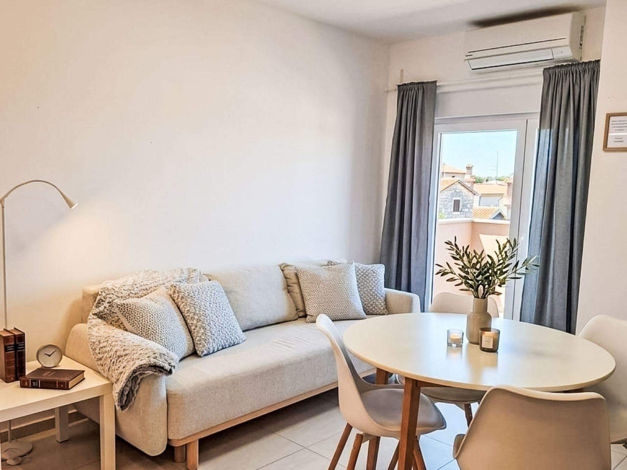 Family Apartment Oros Medulin, with a pool