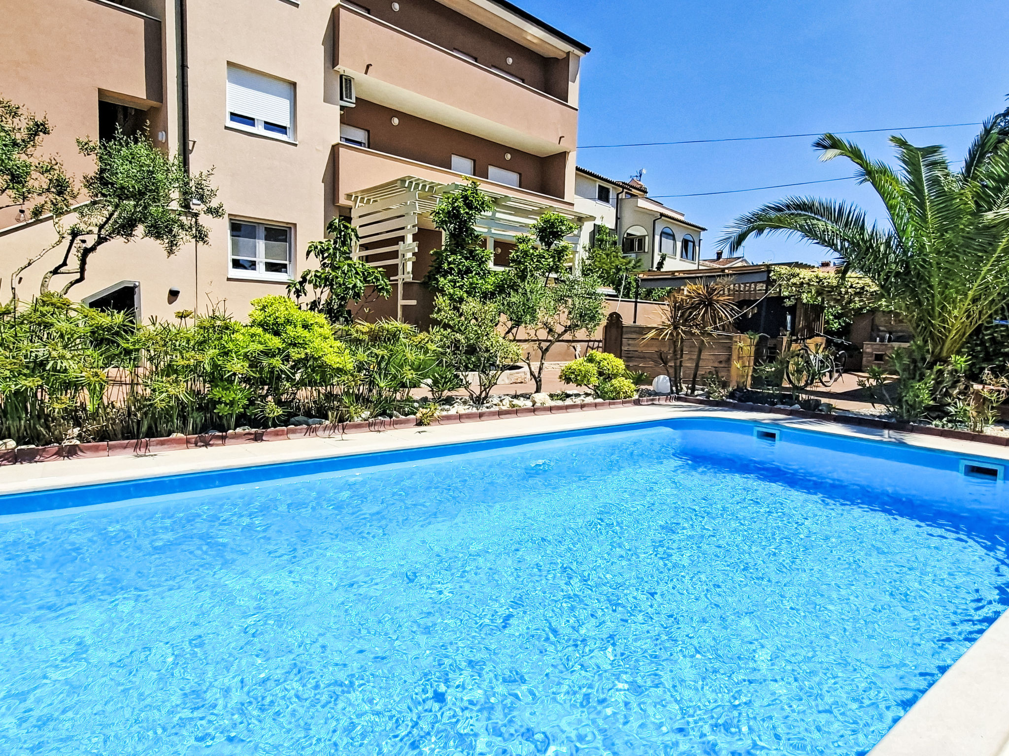 Family Apartment Oros Medulin, with a pool