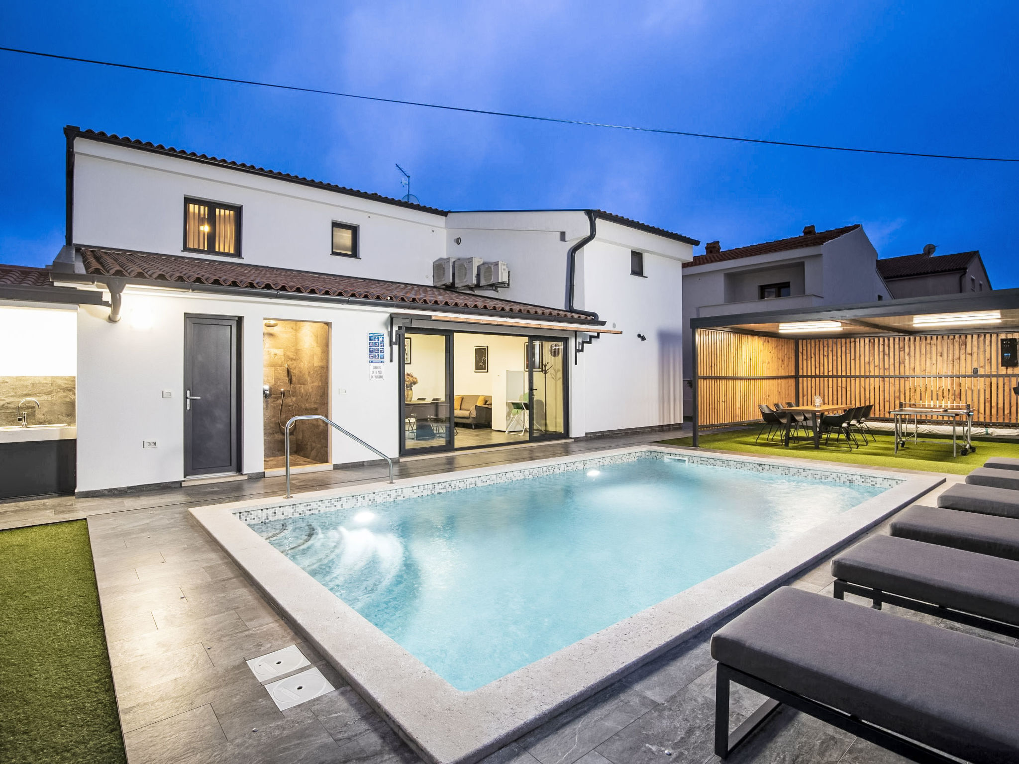 4 SZ mit Bad en suite Pool und Sommerküche