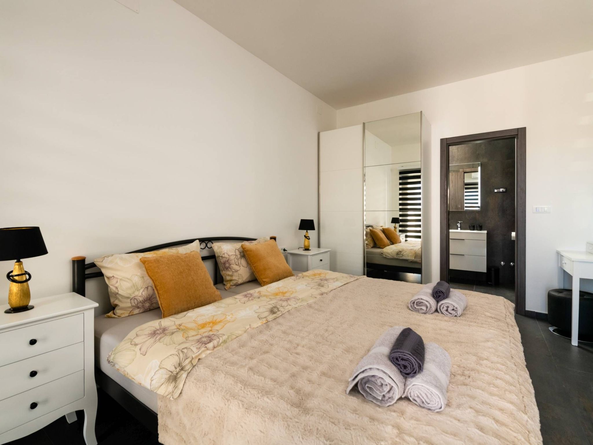 4 SZ mit Bad en suite Pool und Sommerküche-Binnen