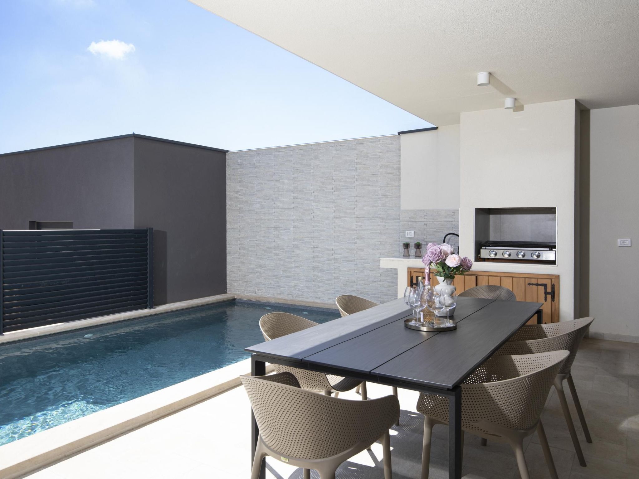 Villa Oasis mit beheiztem Pool, 700 m vom Meer entfernt