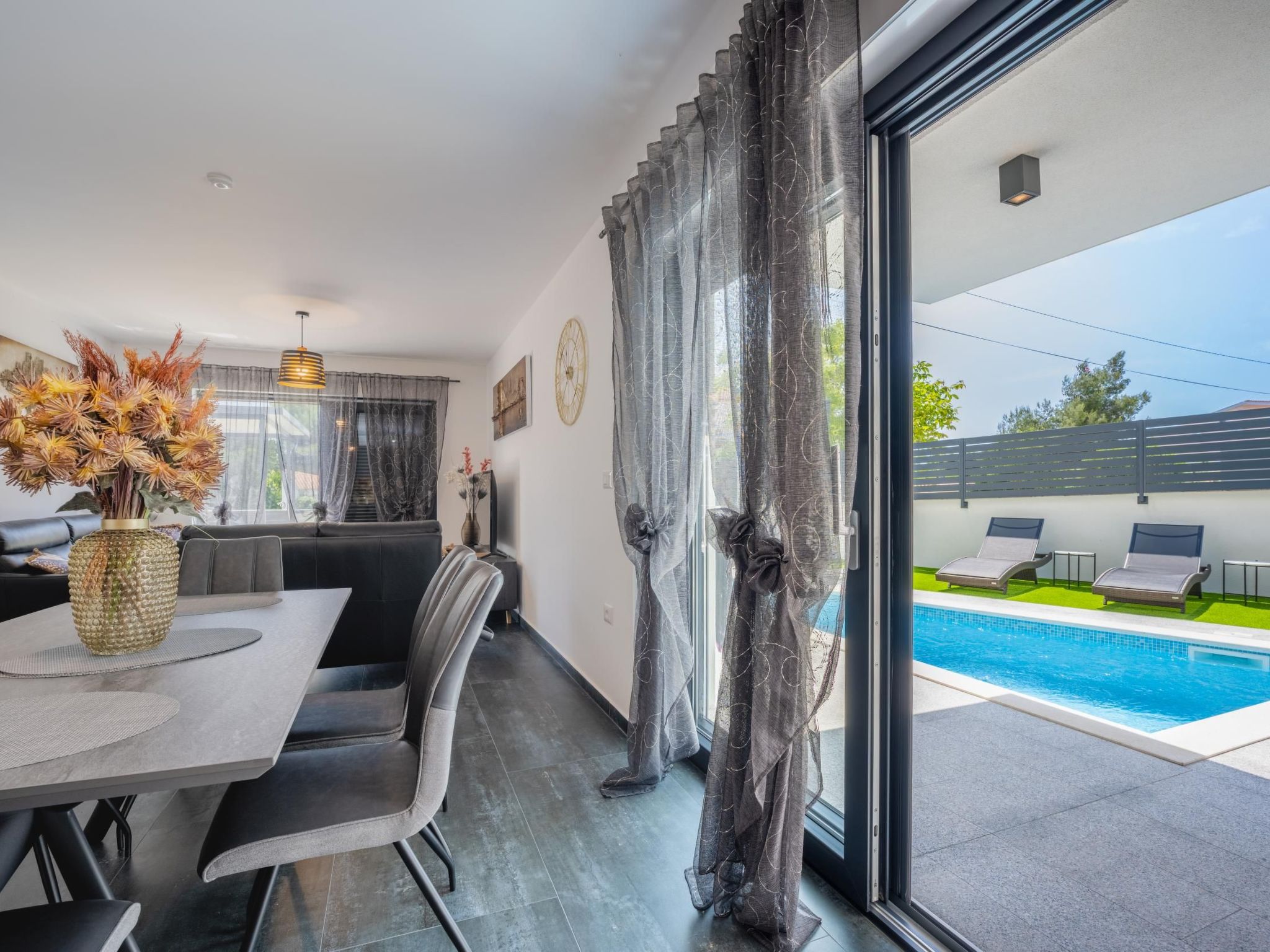 Apartment Rose mit privatem Pool-Drinnen