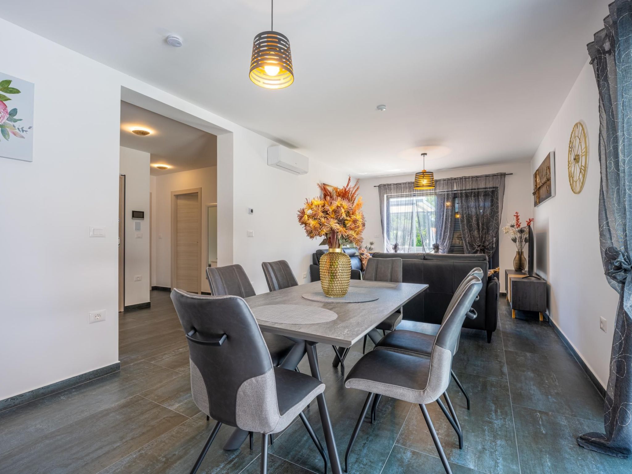 Apartment Rose mit privatem Pool-Drinnen