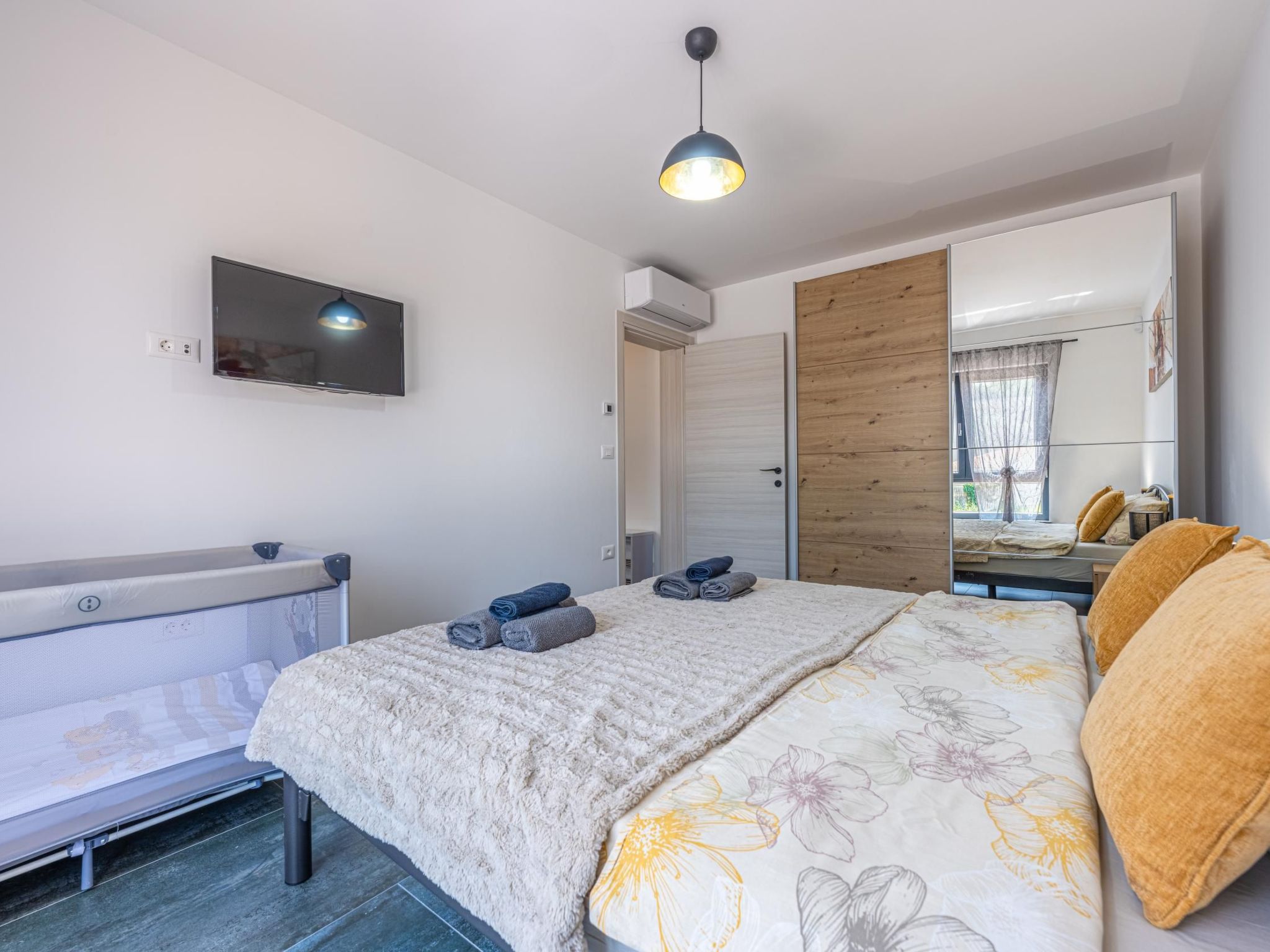 Apartment Rose mit privatem Pool-Drinnen