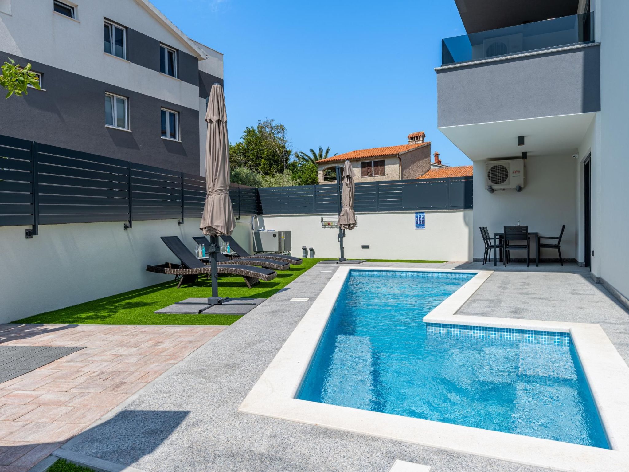Apartment Rose mit privatem Pool-Drinnen