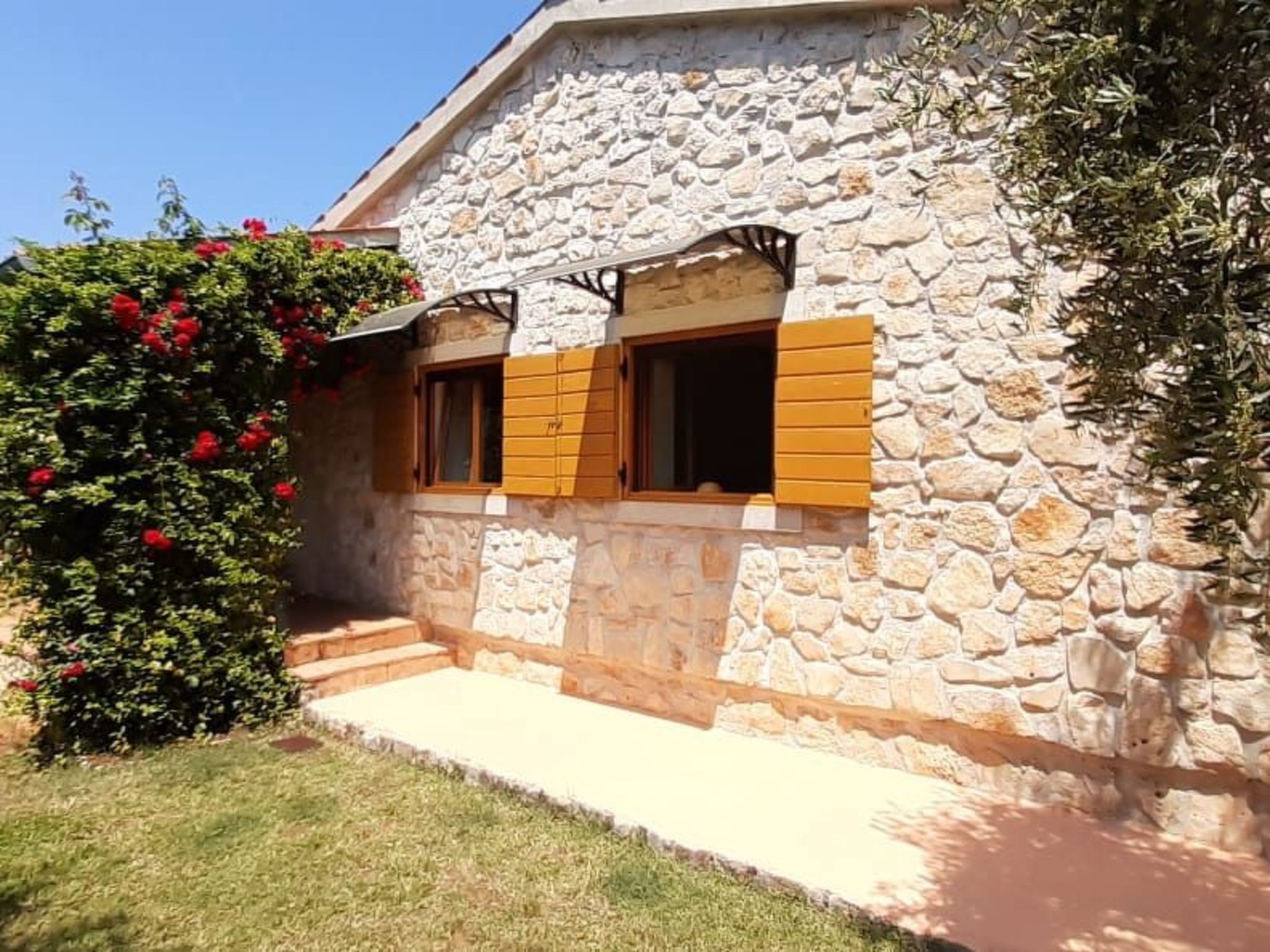 Mit schönem Garten und Sonnenterrasse-Binnen