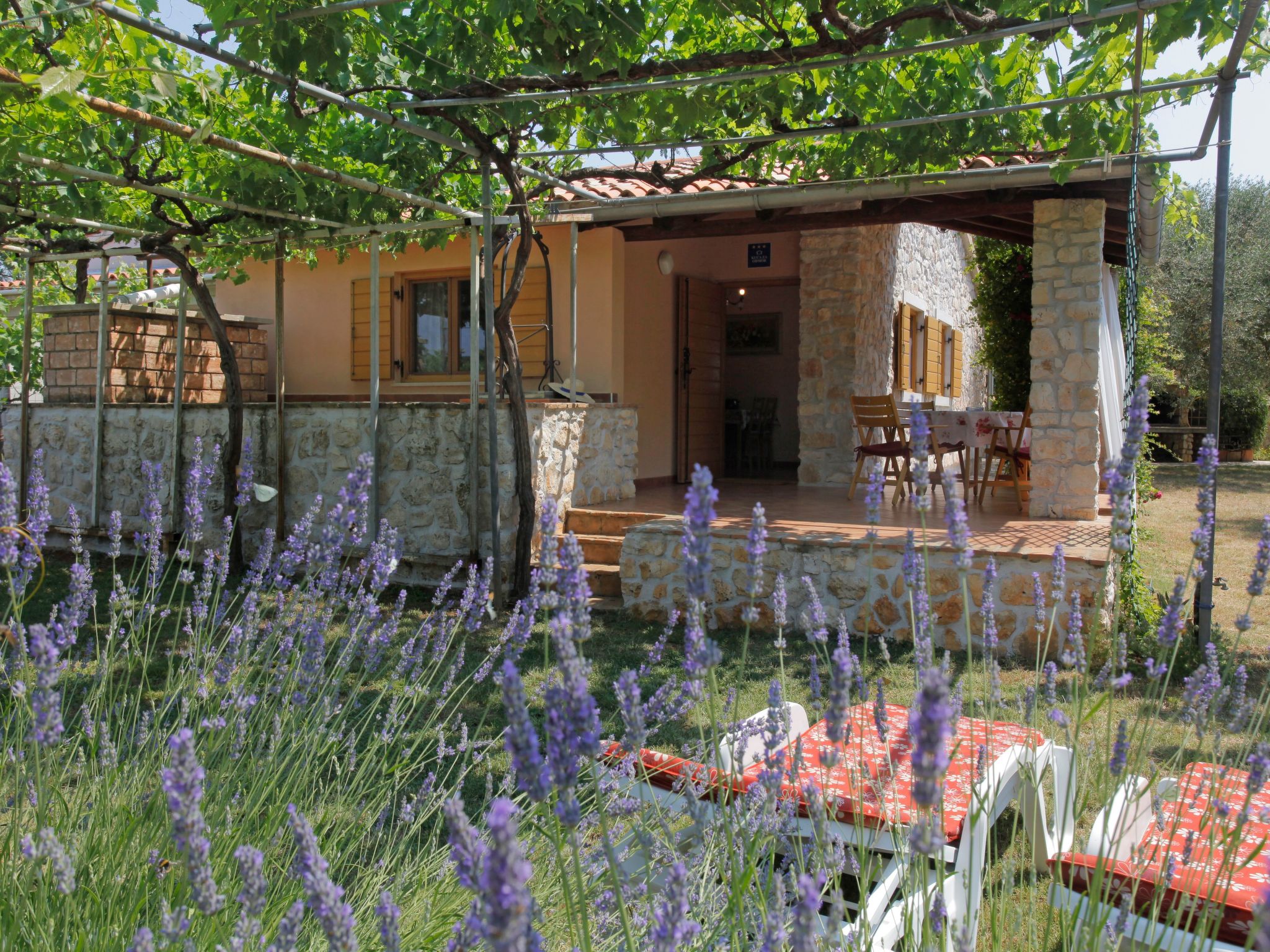 Mit schönem Garten und Sonnenterrasse-Binnen