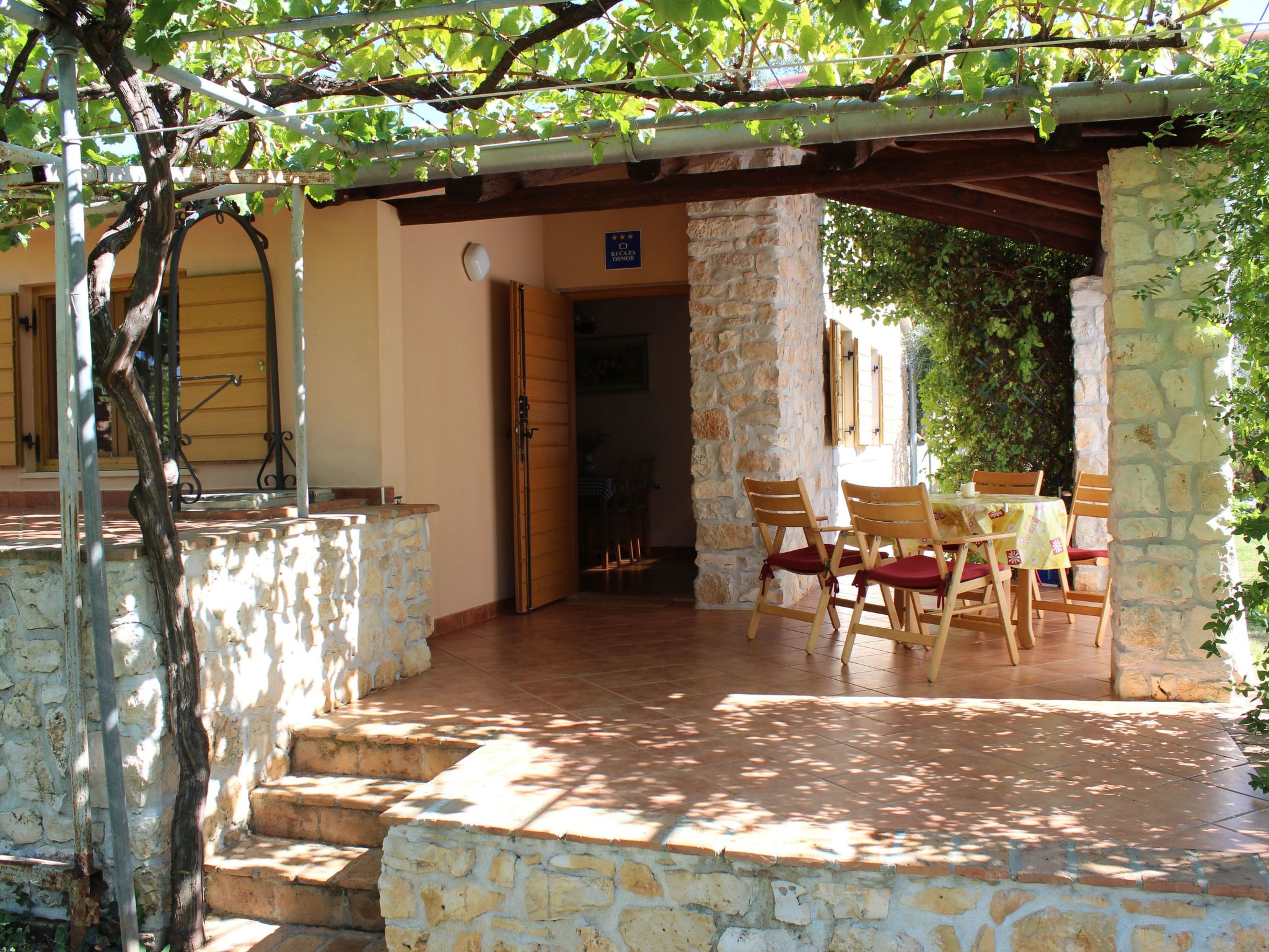 Mit schönem Garten und Sonnenterrasse-Binnen