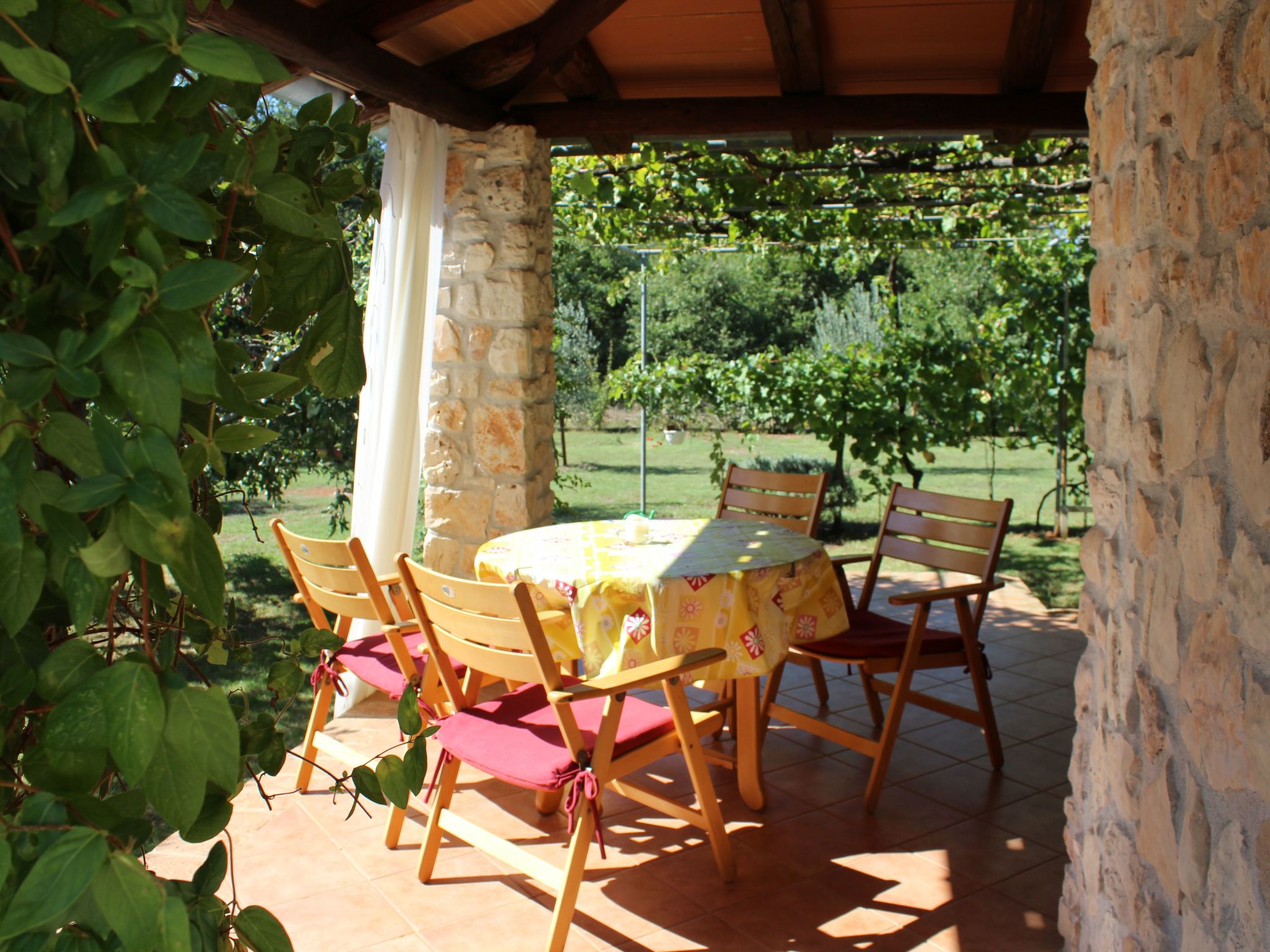 Mit schönem Garten und Sonnenterrasse-Binnen