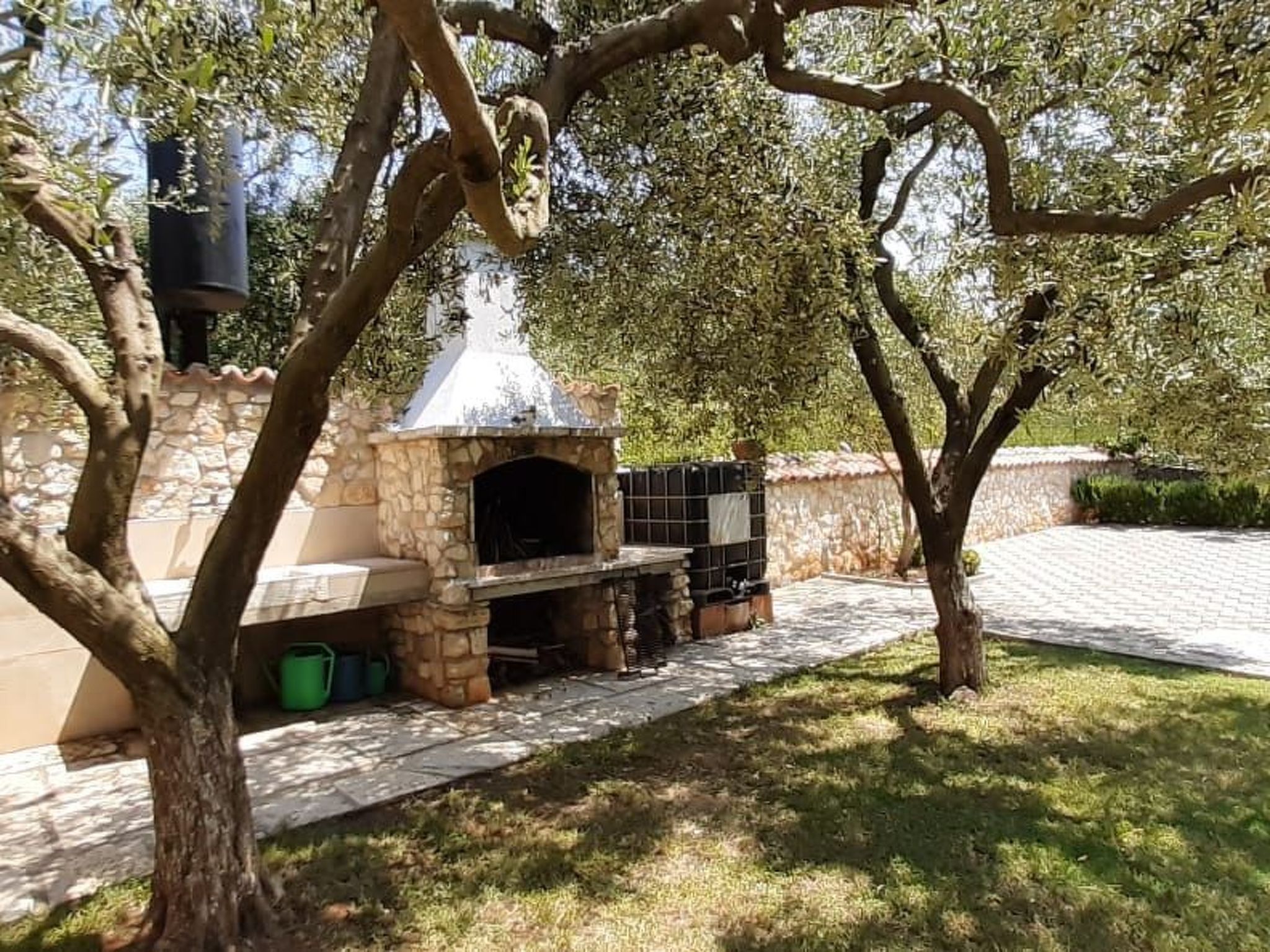 Mit schönem Garten und Sonnenterrasse-Binnen