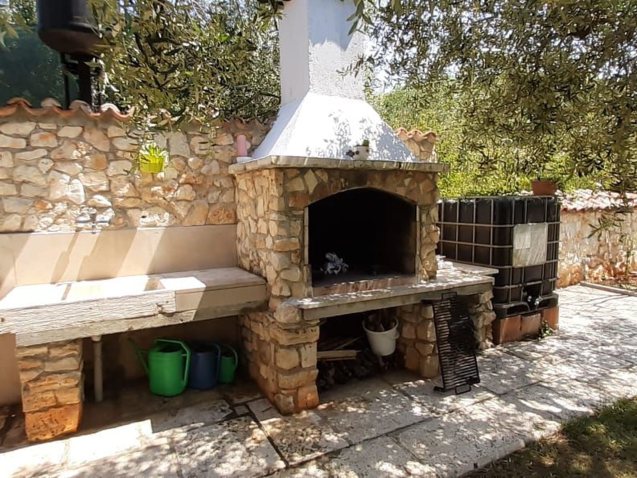 Mit schönem Garten und Sonnenterrasse-Binnen