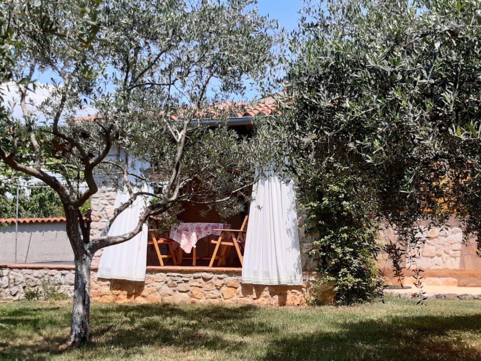 Mit schönem Garten und Sonnenterrasse-Binnen