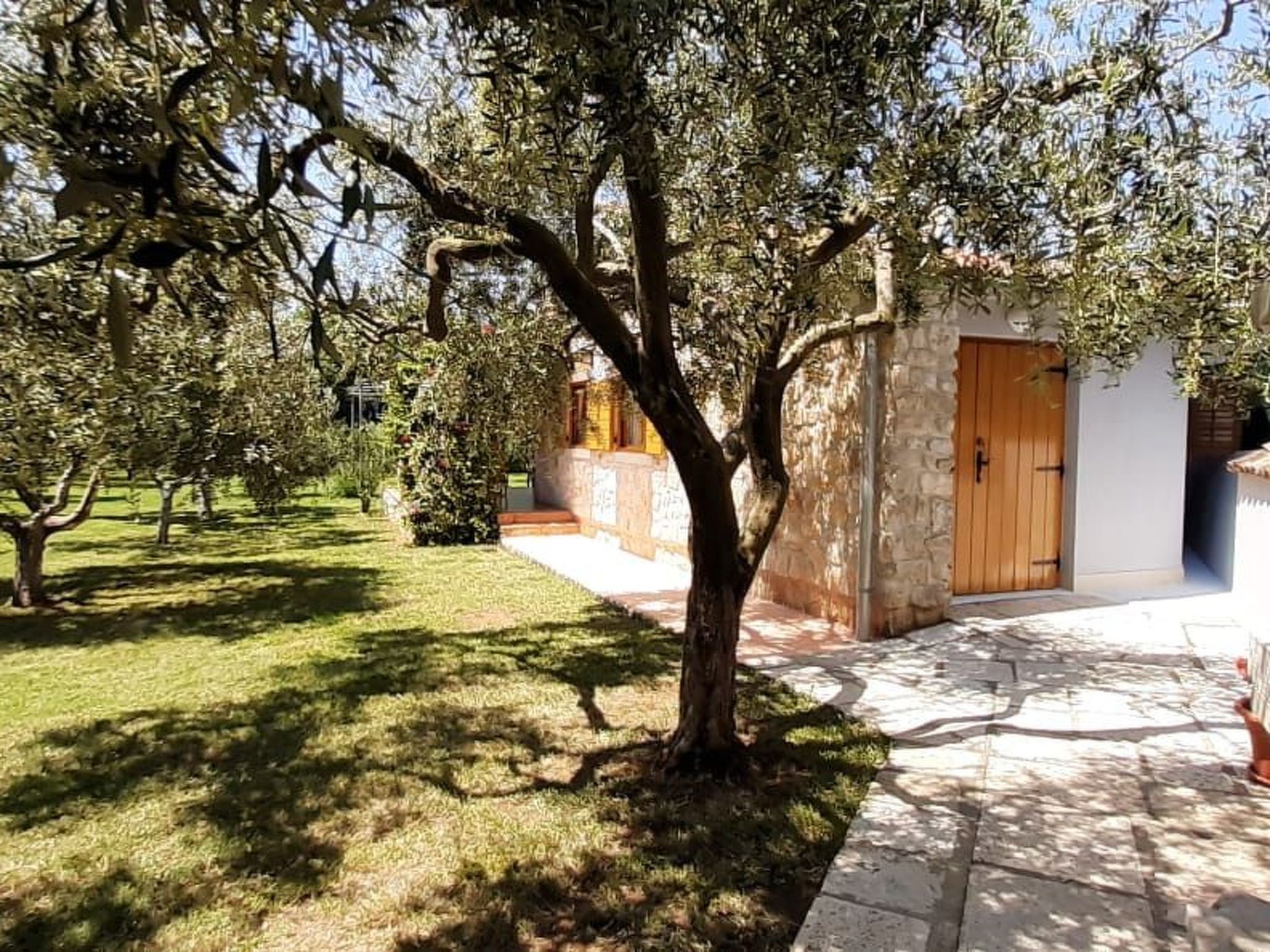 Mit schönem Garten und Sonnenterrasse-Binnen