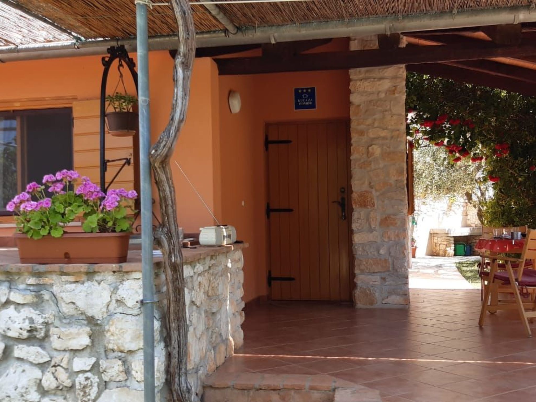 Mit schönem Garten und Sonnenterrasse-Binnen