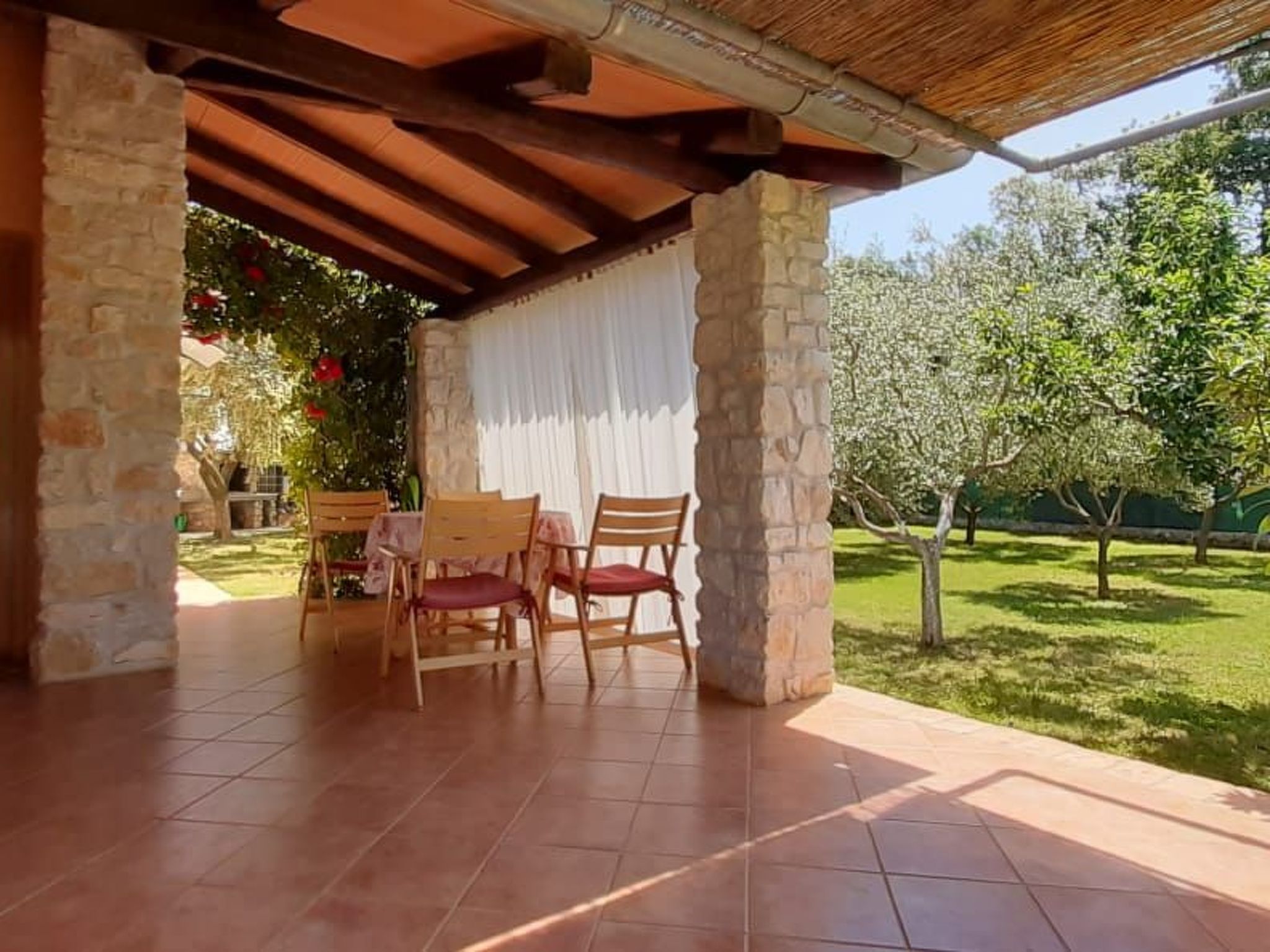 Mit schönem Garten und Sonnenterrasse-Binnen