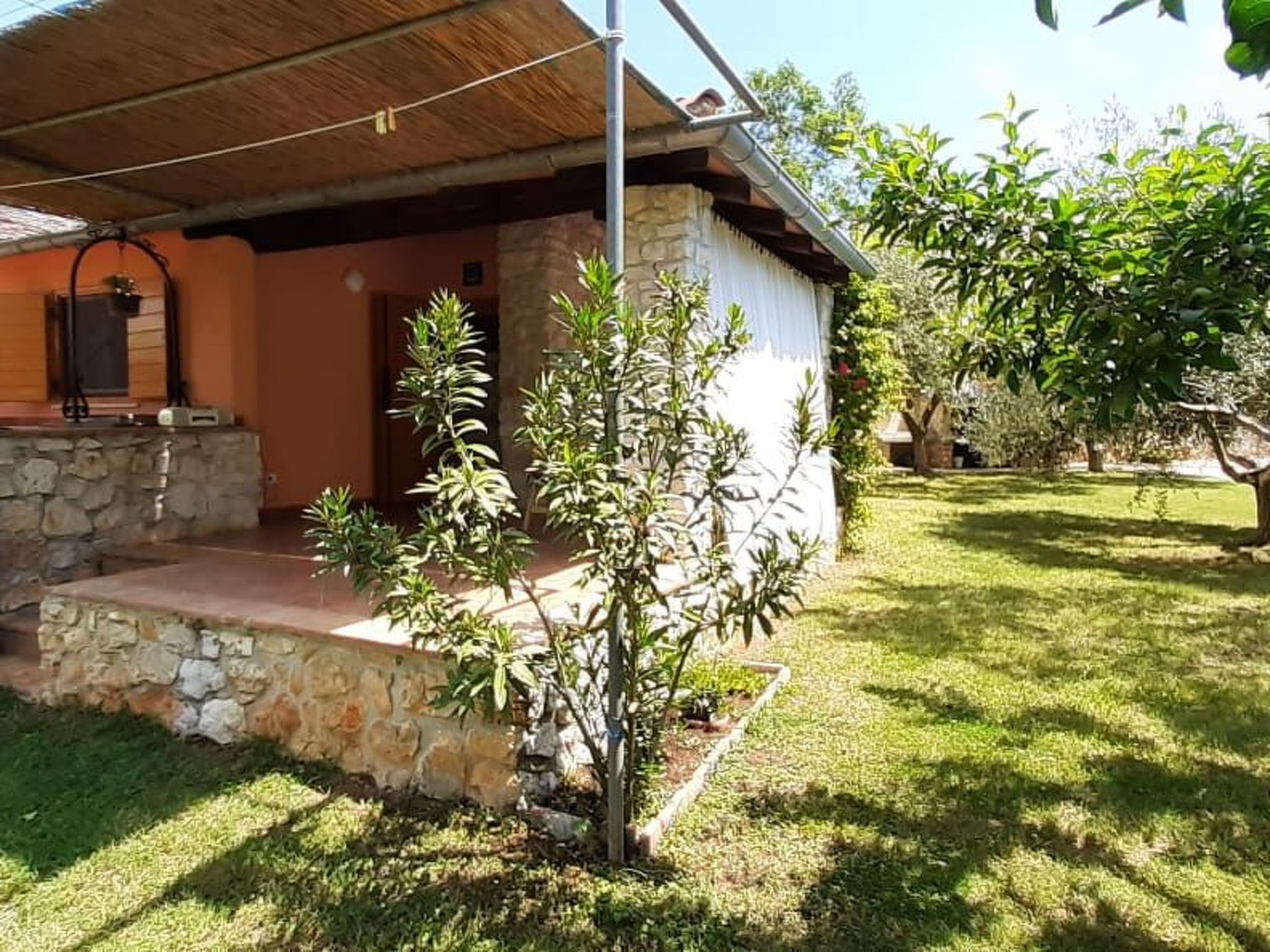 Mit schönem Garten und Sonnenterrasse-Binnen