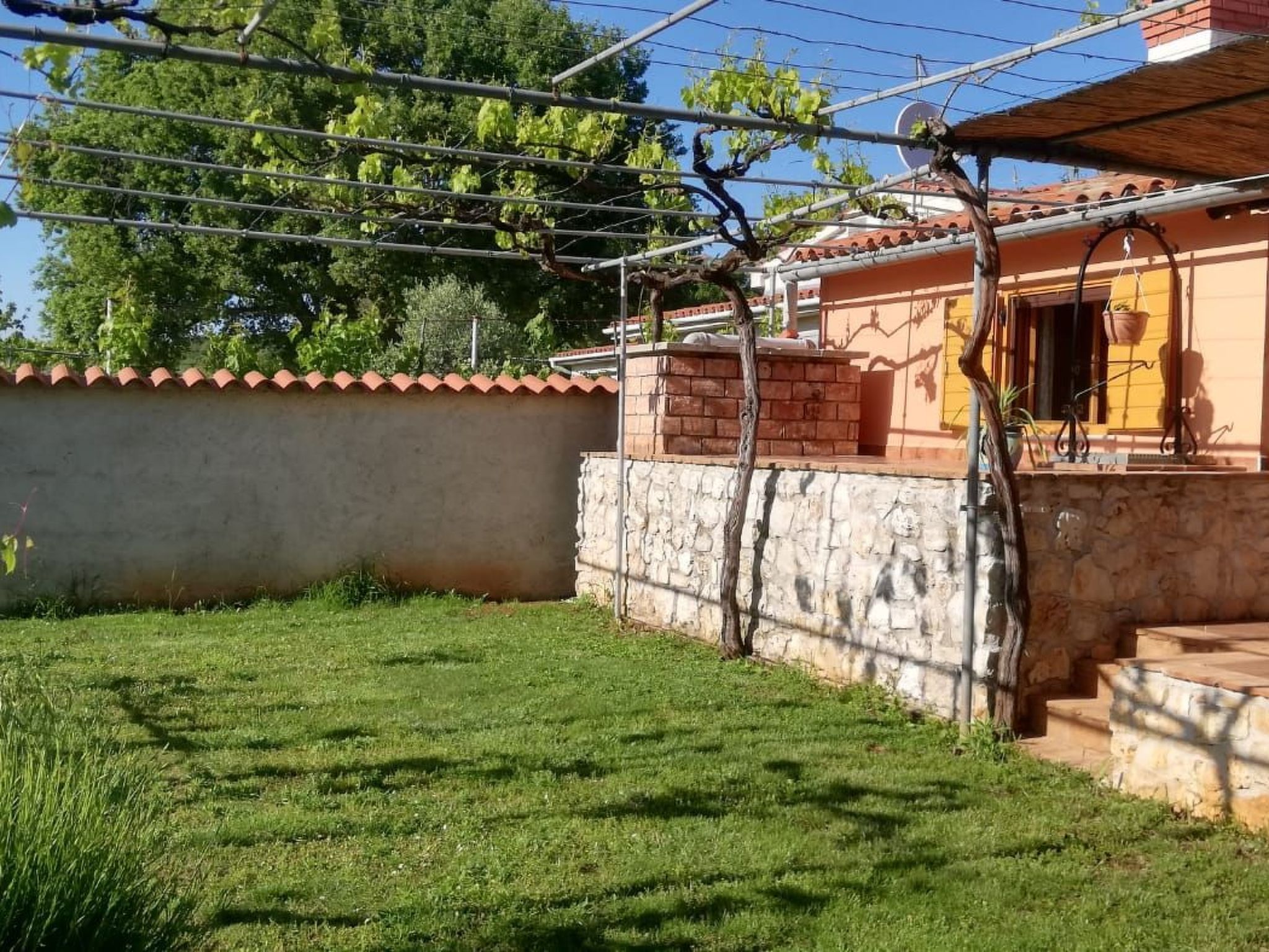 Mit schönem Garten und Sonnenterrasse-Binnen