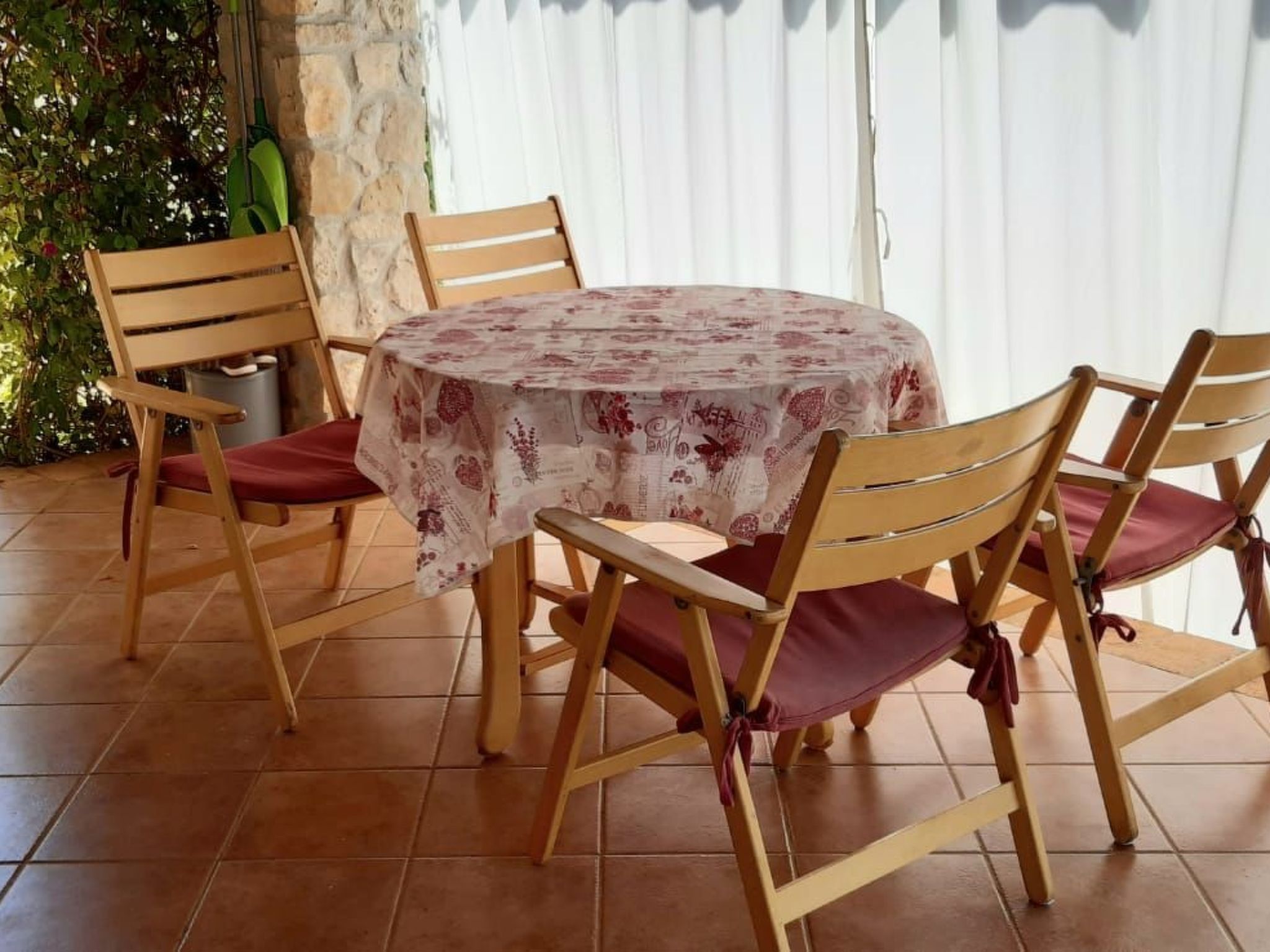 Mit schönem Garten und Sonnenterrasse-Binnen