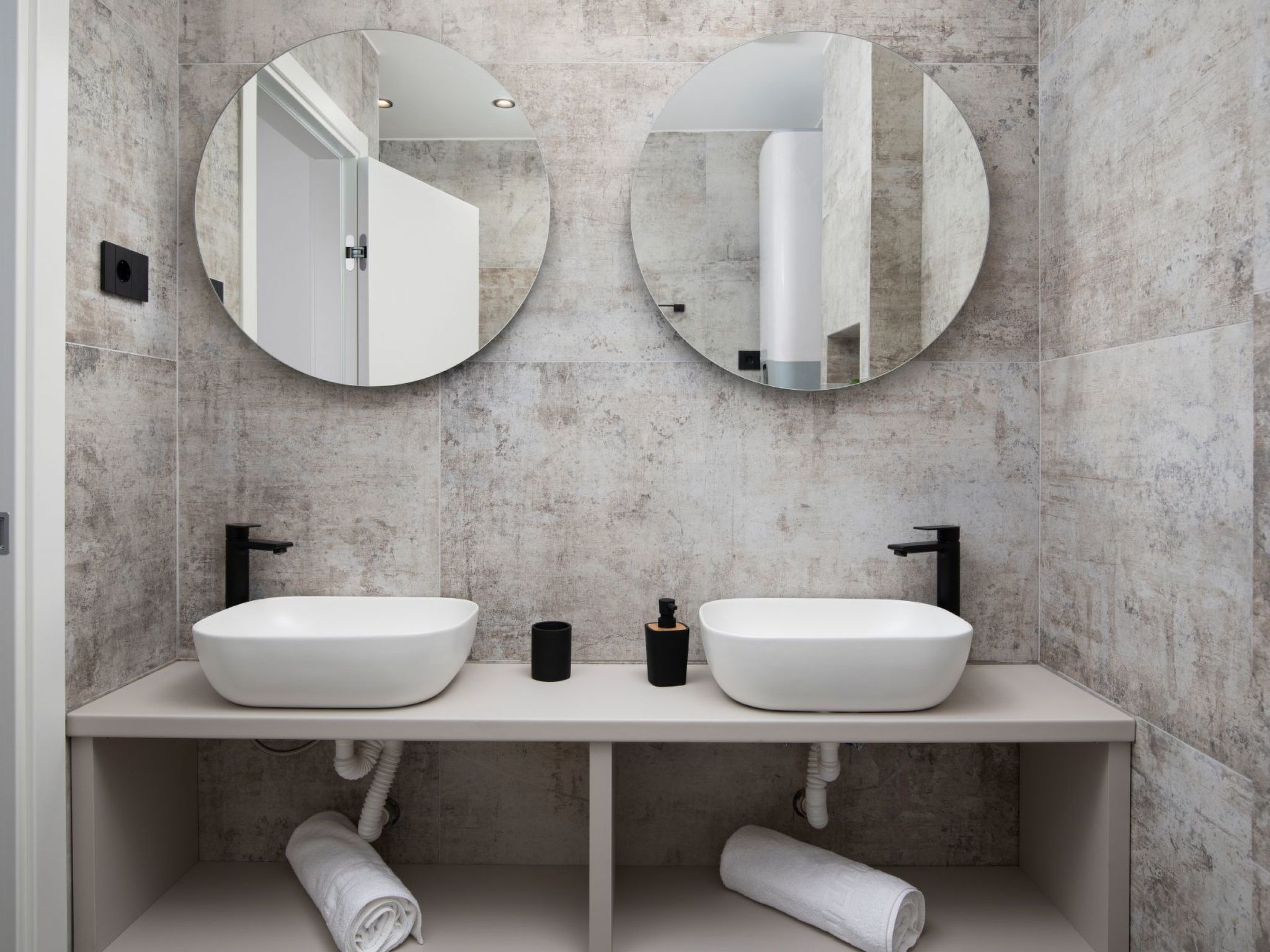 Photo of "Amore Bijeca - B6"