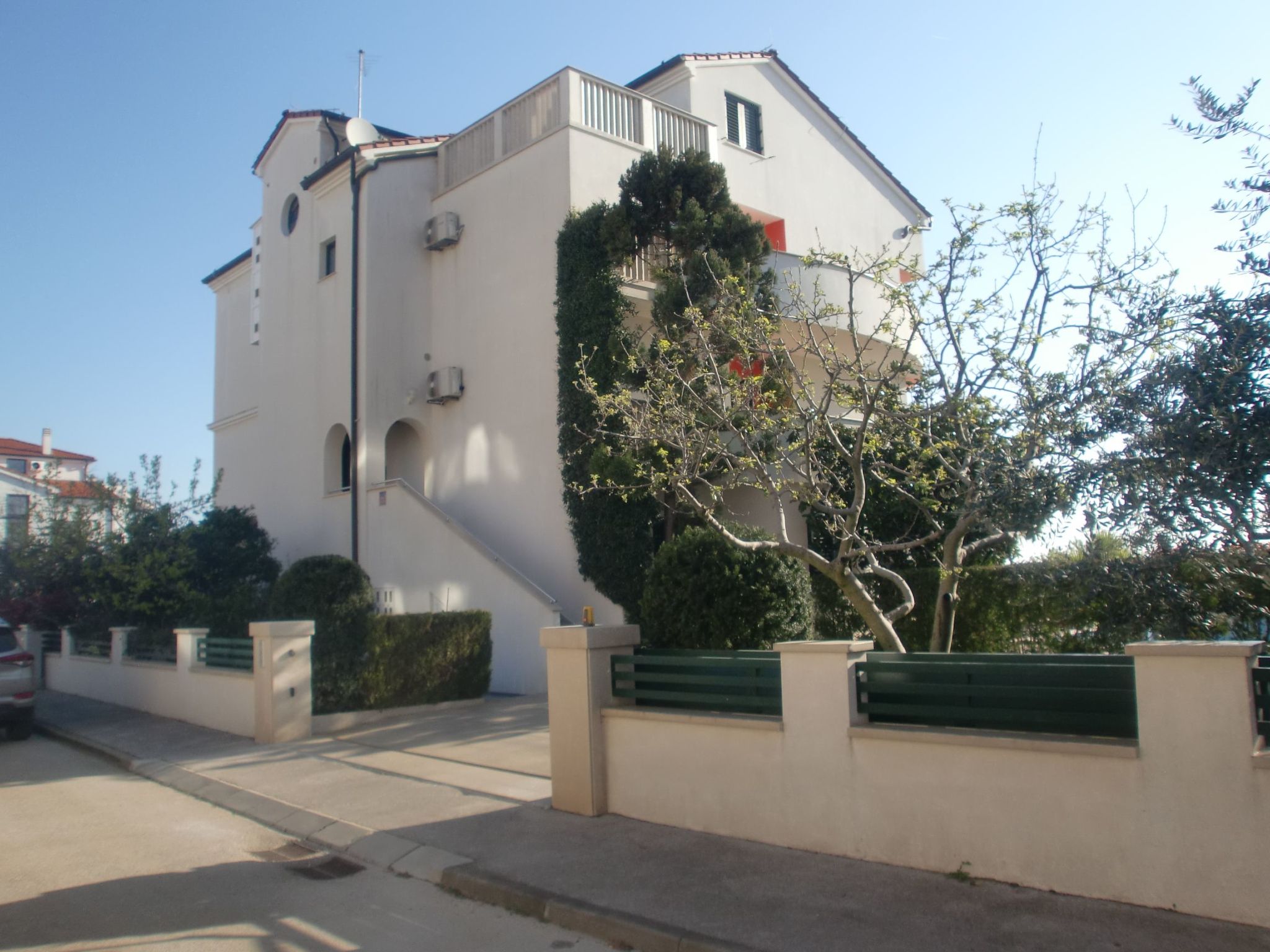 Mit Blick auf das Wasser-Draußen