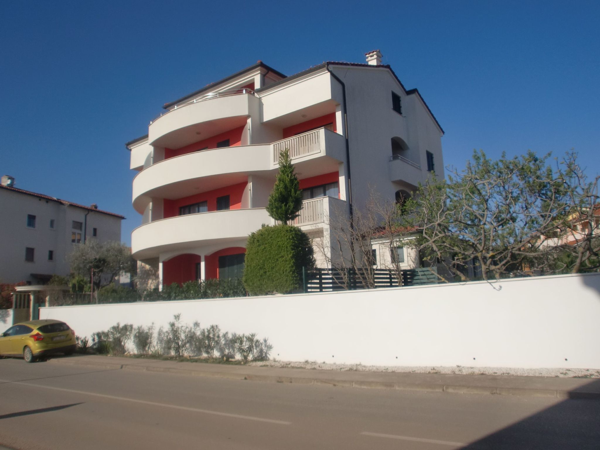 Mit Blick auf das Wasser-Draußen