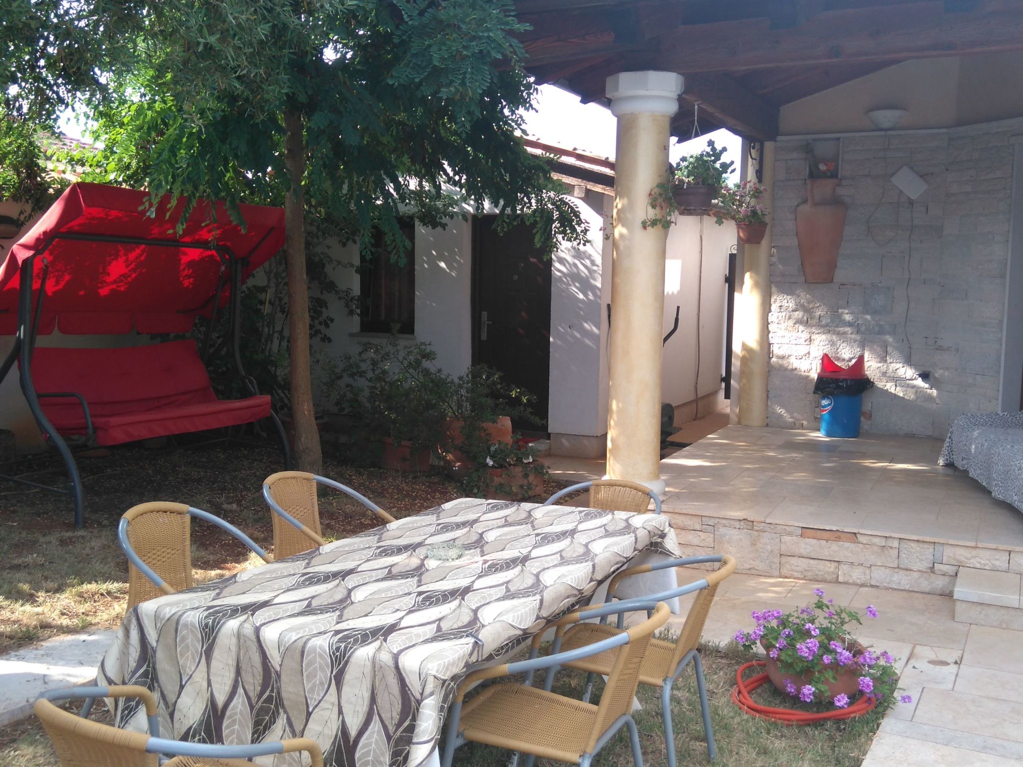 Photo of Steinhaus mit Pool im Natur