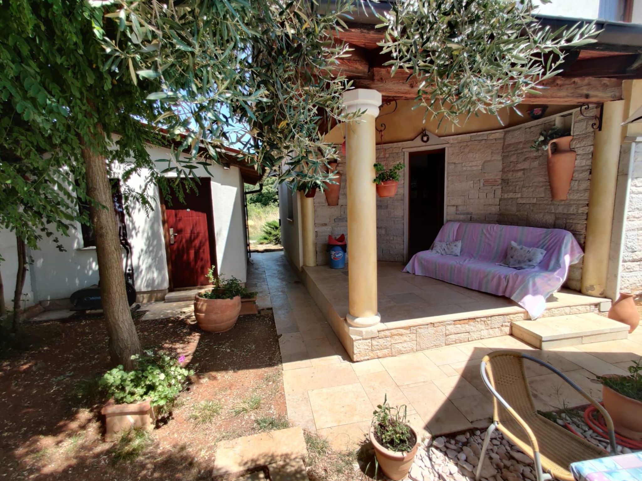 Photo of Steinhaus mit Pool im Natur