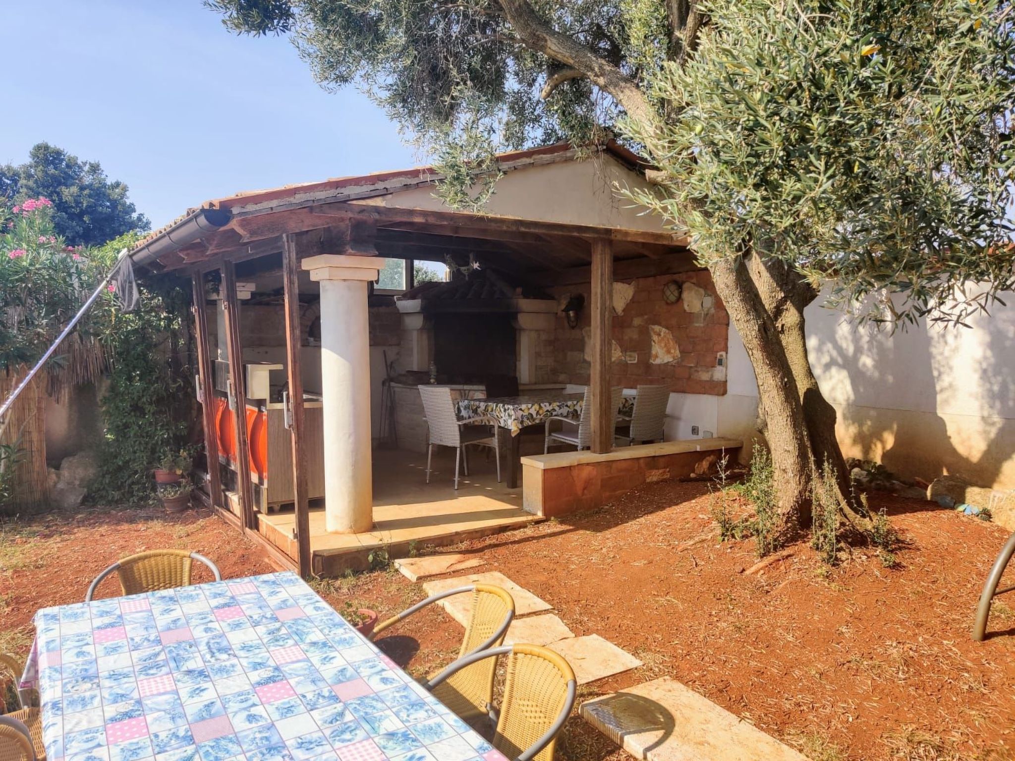 Photo of Steinhaus mit Pool im Natur