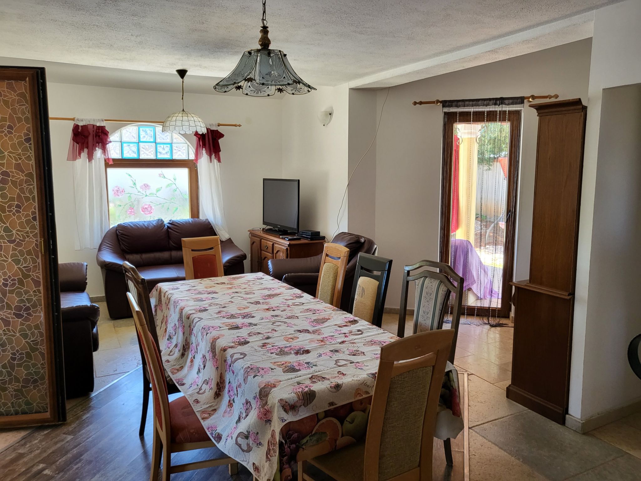 Photo of Steinhaus mit Pool im Natur