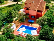 Villa Bastianich: Ruim vakantiehuis met privézwembad en grote tuin nabij zee - thumbnail 1
