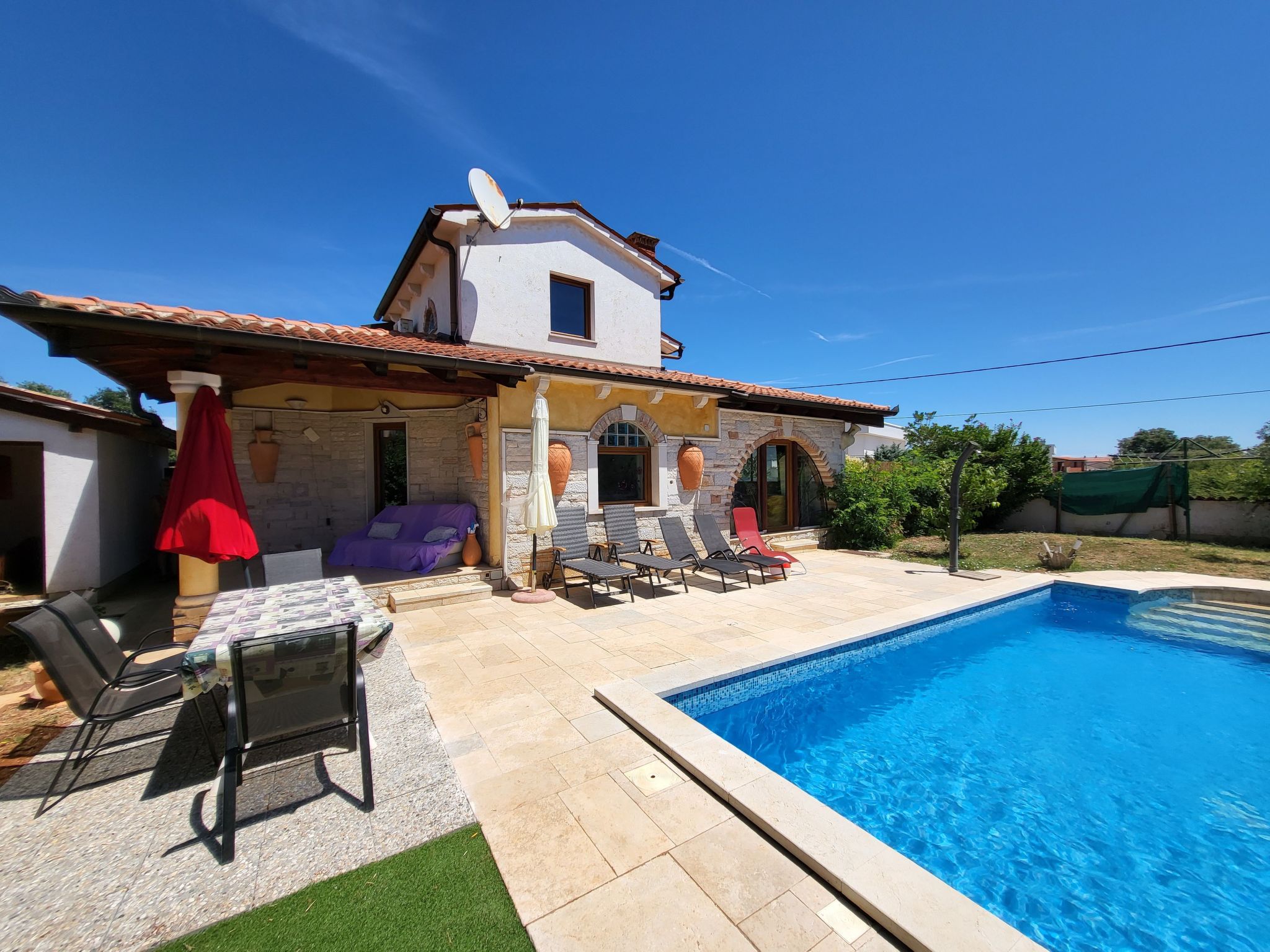 Haus mit Pool-Buiten