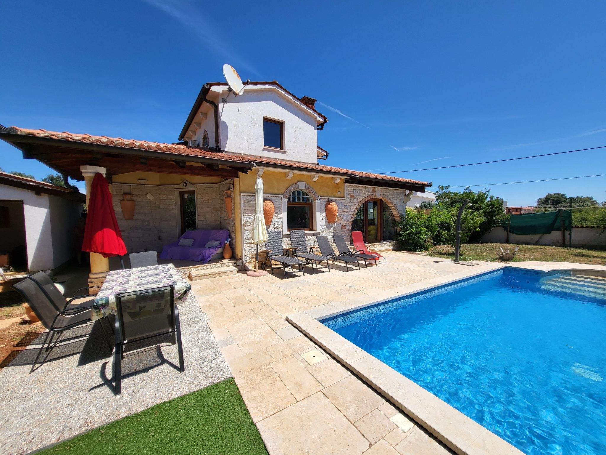 Haus mit Pool-Buiten