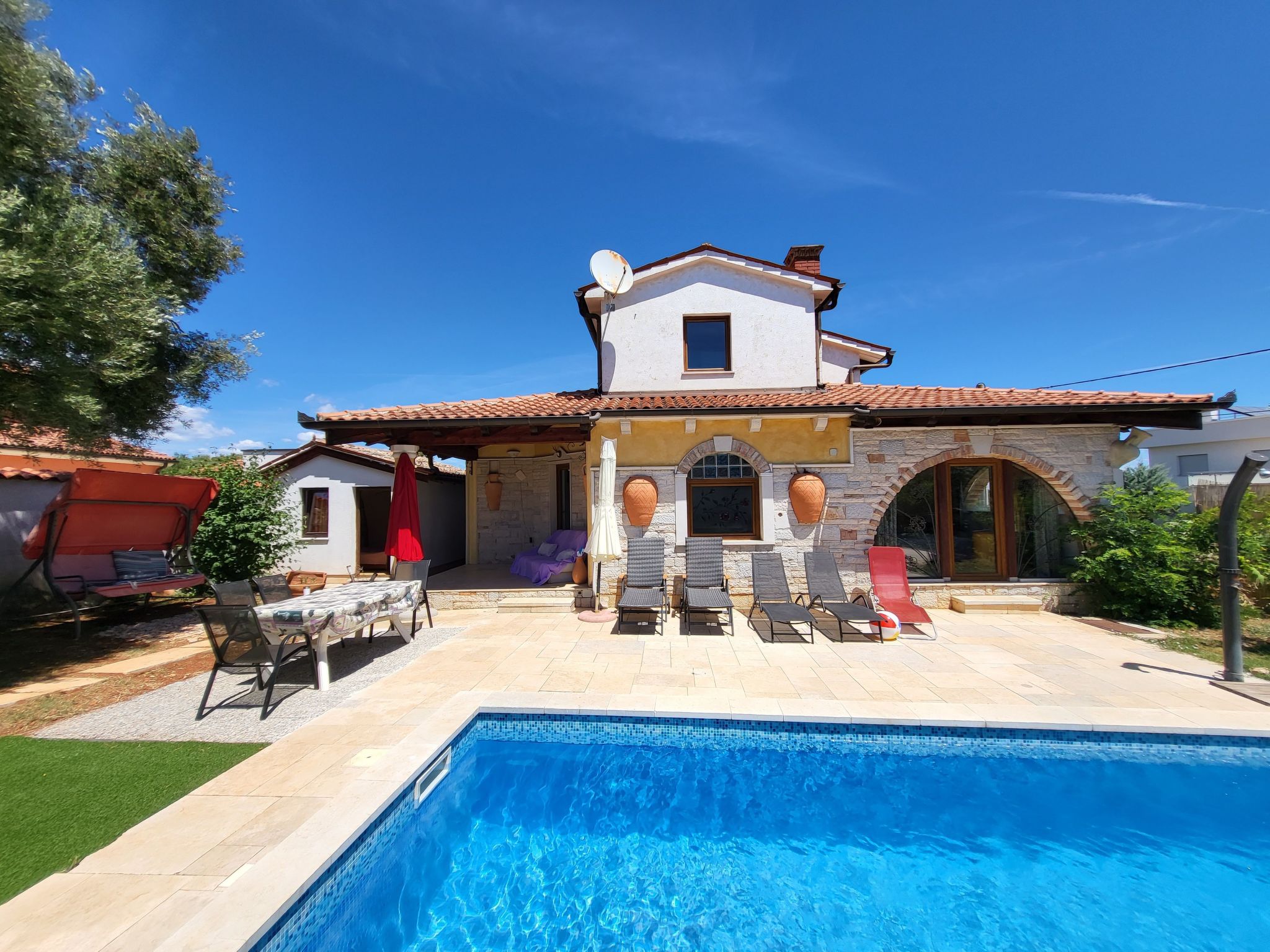 Haus mit Pool-Buiten