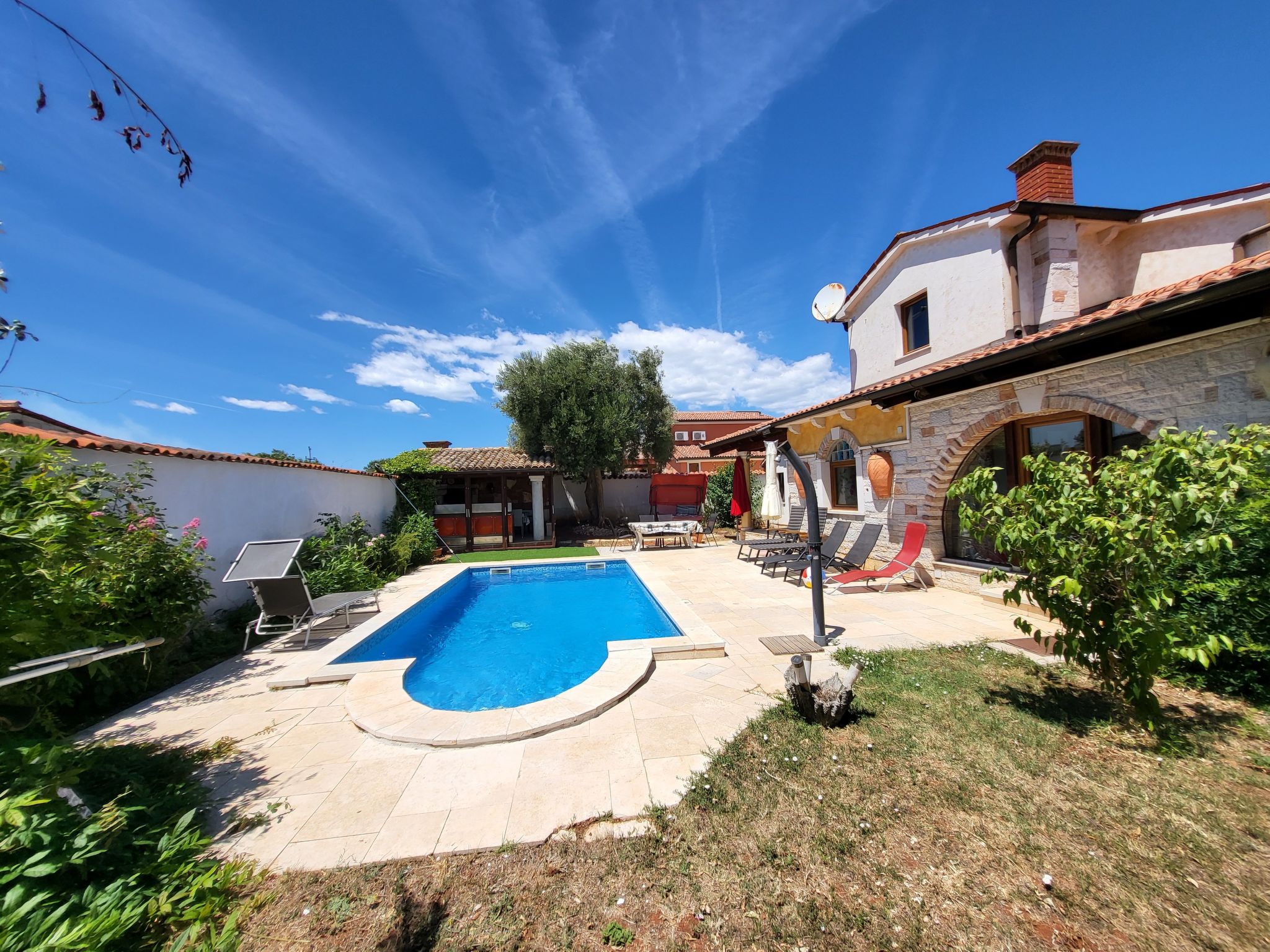 Haus mit Pool-Buiten