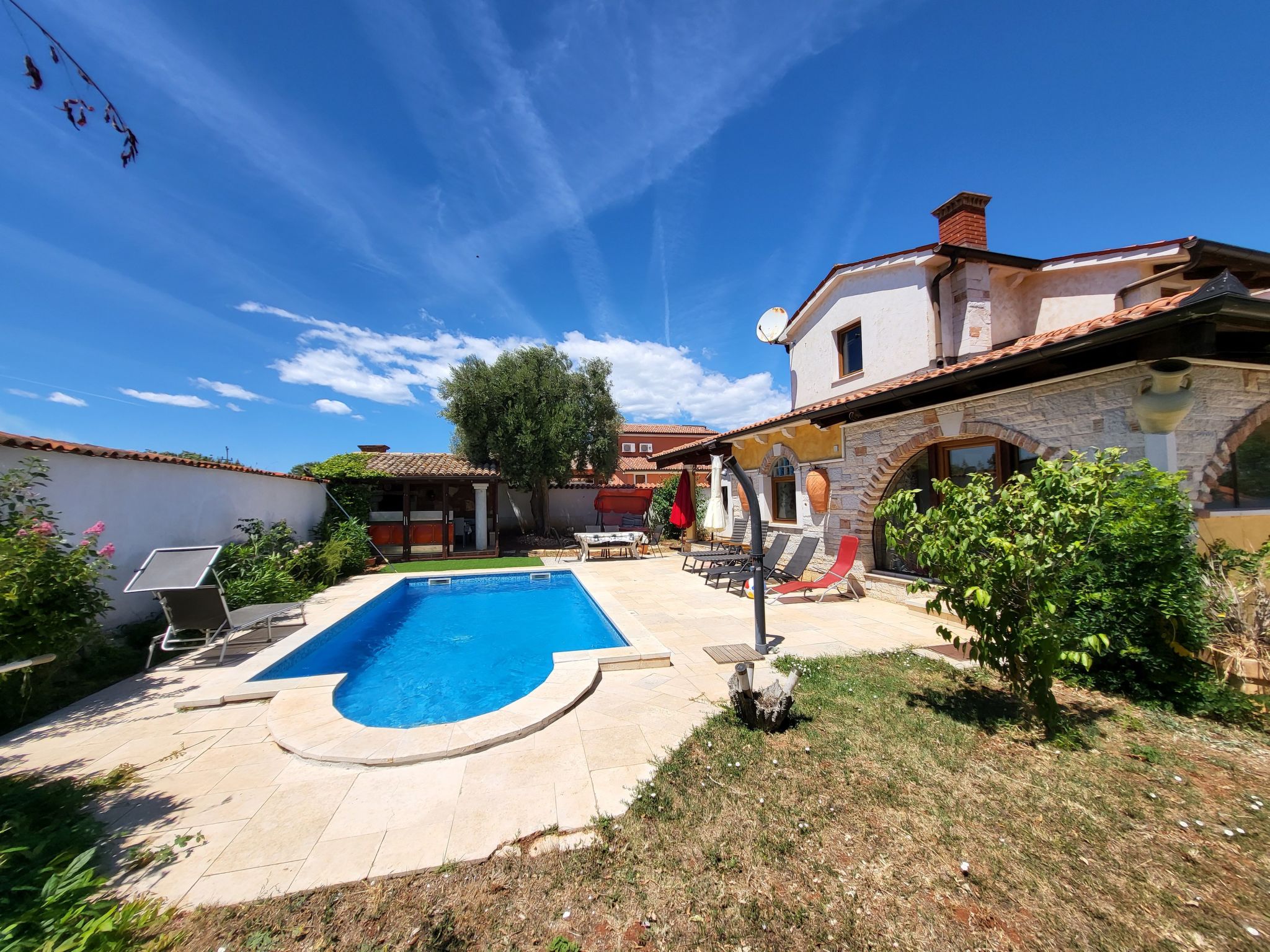 Haus mit Pool-Buiten